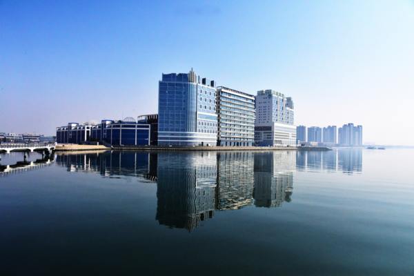 지난 3월 15일 시화호를 품은 거북섬에 지상 15층 규모에 162개의 객실을 갖춘 ‘웨이브 엠 호텔 웨스트(WAVE M Hotel West)’가 개관됐다. 이어 오는 6월에 276개 객실 규모의 ‘웨이브엠호텔 이스트(WAVE M Hotel EAST)’도 오픈되면 거북섬에 총 438개의 객실을 갖춰 명실상부 특급규모의 호텔이 등장하게 된다.  웨이브 엠 호텔 웨스트(WAVE M Hotel West)  전경. 사진=이승호 기자