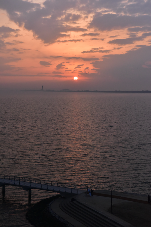 웨이브 엠 호텔 웨스트(WAVE M Hotel West)’ 객실에서 바라본 시화호와 석양. 사진=이승호 기자