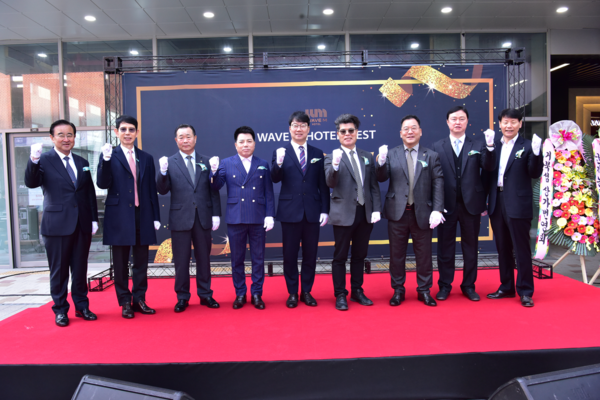 지난 3월 15일 경기도 시흥시 정왕동 거북섬에 위치한 ‘웨이브엠호텔(WAVE M HOTEL)웨스트’가 개관행사를 가졌다. 이날 행사에는 웨이브엠호텔 이상만 대표를 비롯해, 다인알엠씨 천수봉 대표, 웨이브엠호텔 운영협의회 이용관 회장, 거북섬상가협의회 홍기철 회장, 협성대 이민상 교수, 건국대 서병로 교수 등 50여명의 내외 귀빈이 참석, 호텔개관을 축하했다. 사진=이승호 기자