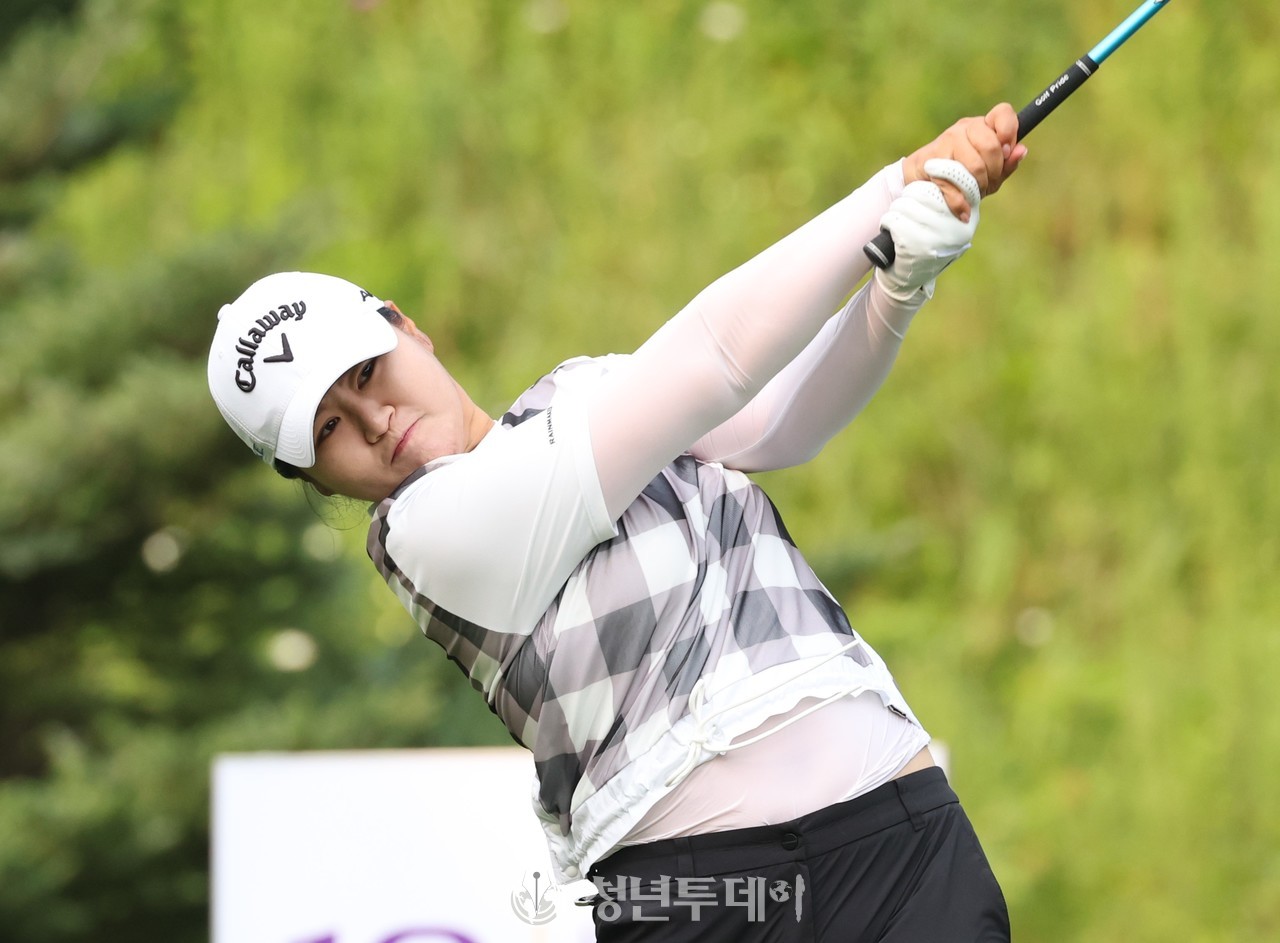 강가율이 12일 강원도 정선군에 위치한 하이원 컨트리클럽에서 열리는 ‘하이원리조트 여자오픈2024’에서 우승에 도전하는 드라이버 티샷을 하고있다. 2024.07.12. [사진=정선 김원혁 기자]