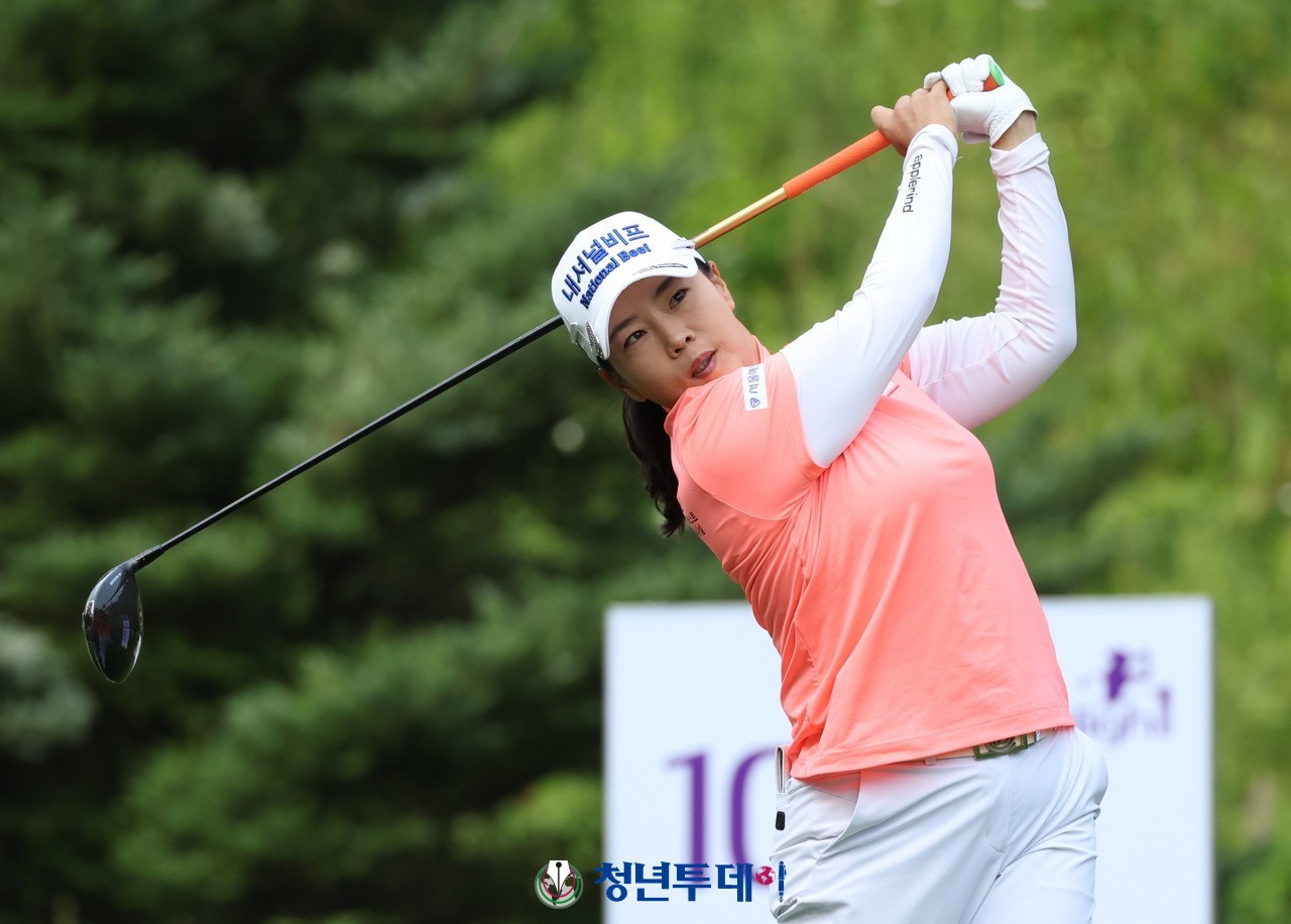 안선주가 12일 강원도 정선군에 위치한 하이원 컨트리클럽에서 열리는 ‘하이원리조트 여자오픈2024’에서 우승에 도전하는 드라이버 티샷을 하고있다. 2024.07.12. [사진=정선 김원혁 기자]