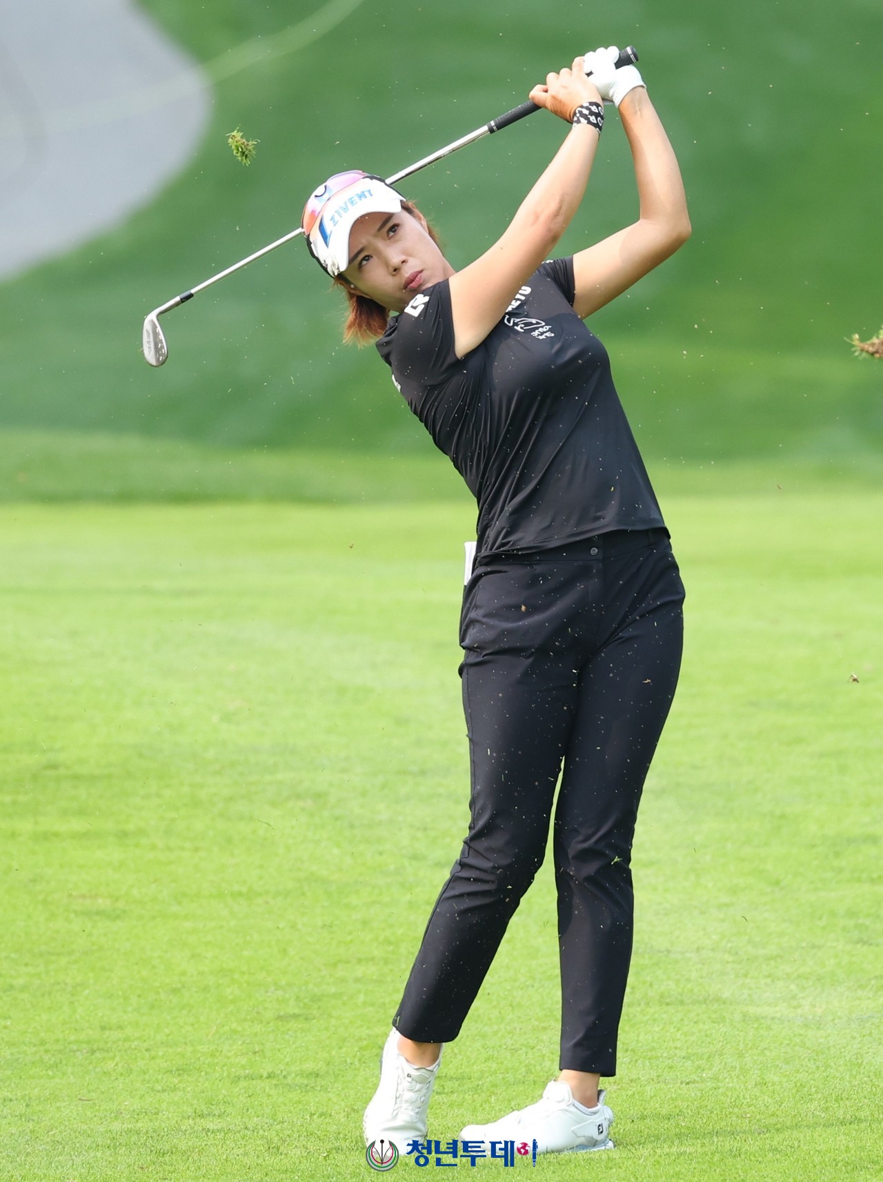 최민경이 12일 1번홀에서 세컨샷을 하고있다. 2024.07.12. [사진=정선 김원혁 기자]