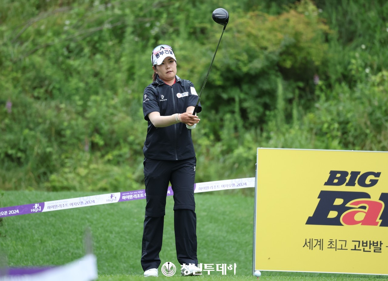 장수연이 14일 10번 홀에서 드라이버 티샷에 앞서 방향을 확인 하고 있다. 2024.07.14. [사진=정선 김원혁 기자]