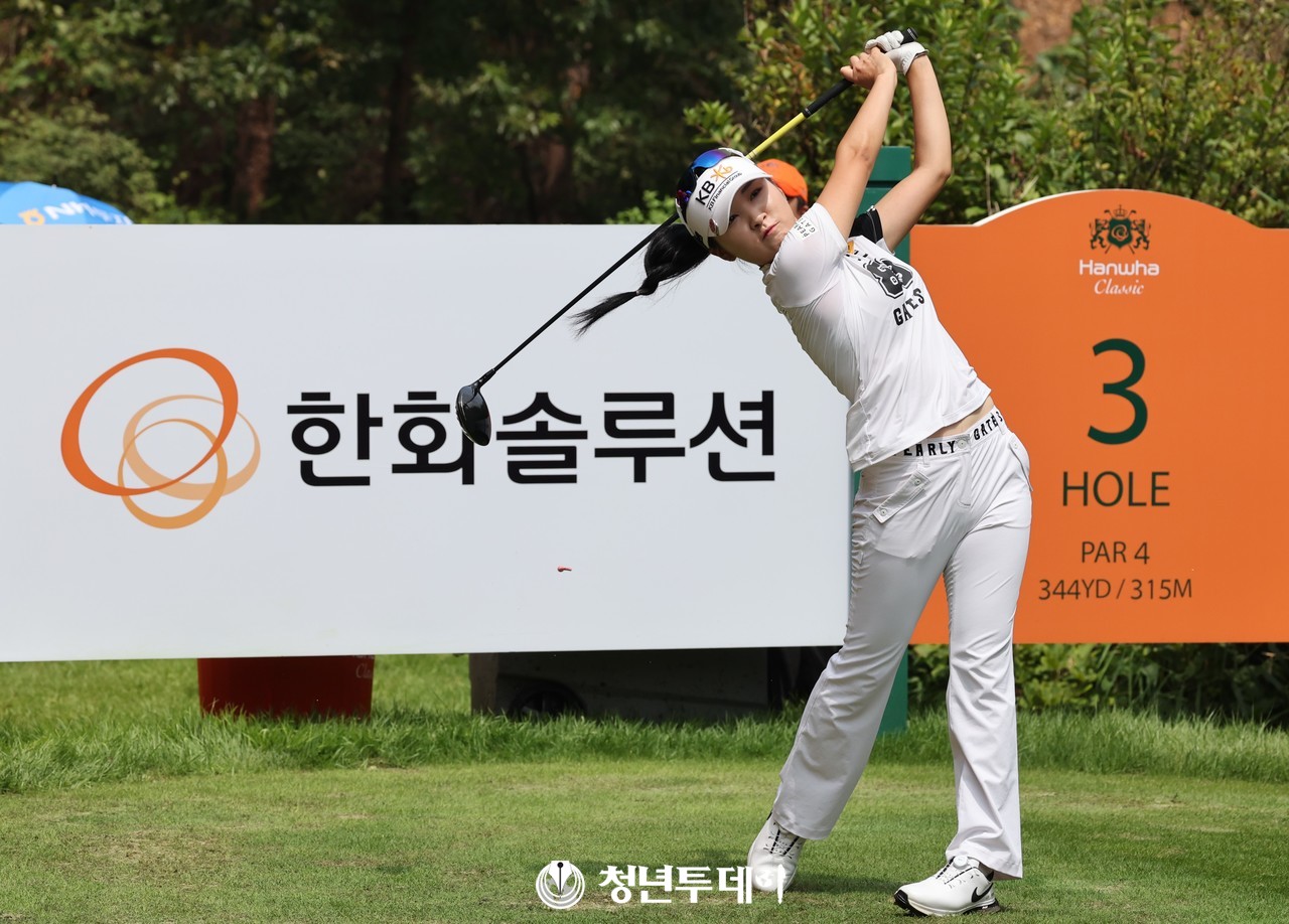 KB국민은행 이예원이 대회 세쨋날인 24일 강원도 춘천시에 위치한 제이드팰리스 골프클럽에서 열린 ‘한화 클래식 2024'에서 우승을 향한 티샷을 하고있다. 2024.08.24 [사진=춘천 김원혁 기자]