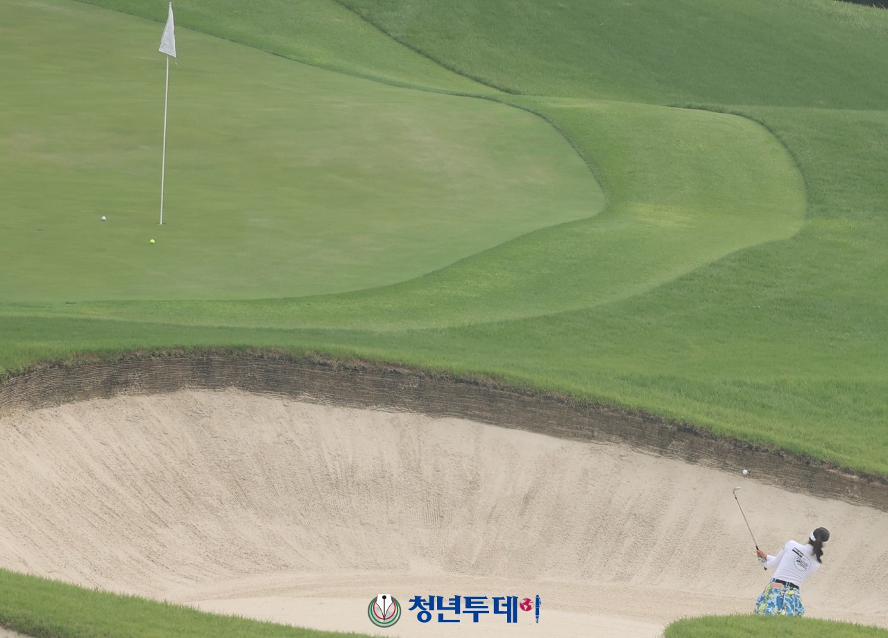 안지현이 대회 세쨋날인 24일 강원도 춘천시에 위치한 제이드팰리스 골프클럽에서 열린  ‘한화 클래식 2024'에서 10번 PAR4(330yds)홀 내리막 우측도그랙 에서 온그린을 시도 한 볼이 그린주변 벙커에 빠지자 이글벙커샷을 하고있다. 2024.08.24 [사진=춘천 김원혁 기자]