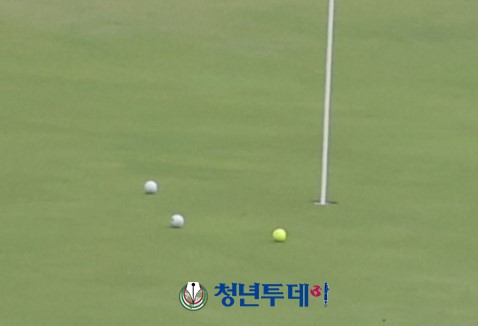 안지현(가운데 볼)이 대회 세쨋날인 24일 강원도 춘천시에 위치한 제이드팰리스 골프클럽에서 열린  ‘한화 클래식 2024'에서 PAR4홀에서 온그린을 시도 한 볼이 그린주변 벙커에 빠지자 이글 벙커샷을 시도하였으나 먼저친 동료 선수의 볼(노란색)을 맞고 홀컵에서 비켜나 이글 기회를 놓쳤다. 2024.08.24 [사진=춘천 김원혁 기자]