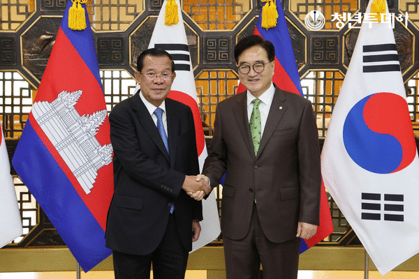 우원식 의장(우측)을 방문한 훈 센 캄보디아 상원의장. 사진=국회