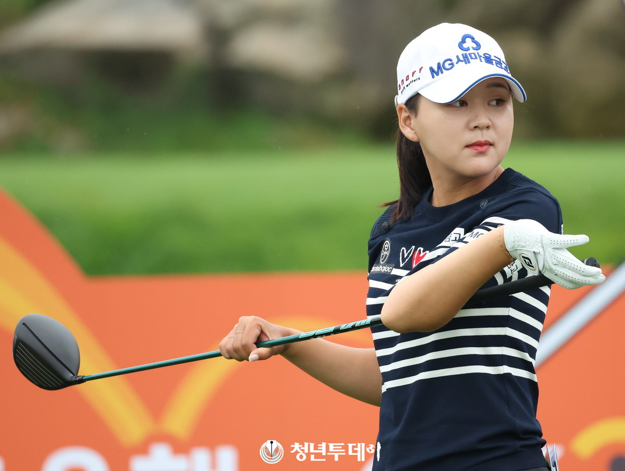 MG새마을금고 이제영이 13일 인천시 중구에 위치한 클럽72 컨트리클럽(파72/ 6,723야드-예선6,665야드-본선)에서 열린 KLPGA 2024시즌 23번째 대회인‘OK저축은행 읏맨 오픈’(총상금8억 원, 우승상금1억4천4백만 원)에서 드라이버 티샷에 앞서 몸을 풀고있다. 2024.09.13[사진=영종 김충구 기자]