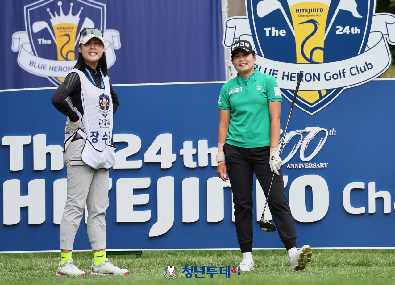 장수연이 3일 경기 여주에 위치한 블루헤런 골프클럽에서 열린 KLPGA'하이트진로 챔피언십' 대회서 우승을 향한 드라이버 티샷에 앞서 친구인 캐디 방혜원과 이야기를 나누고 있다. 2024.10.03 [사진=여주 김충구 기자]
