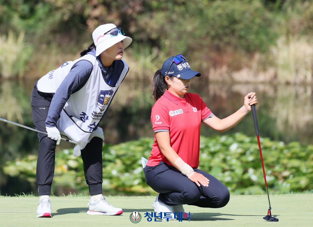 장수연이 5일 경기 여주에 위치한 블루헤런 골프클럽에서 열린 KLPGA'하이트진로 챔피언십' 대회 11번홀에서 캐디 방혜원과 퍼팅라이를 살피고있다. 2024.10.05 [사진=여주 김충구 기자]