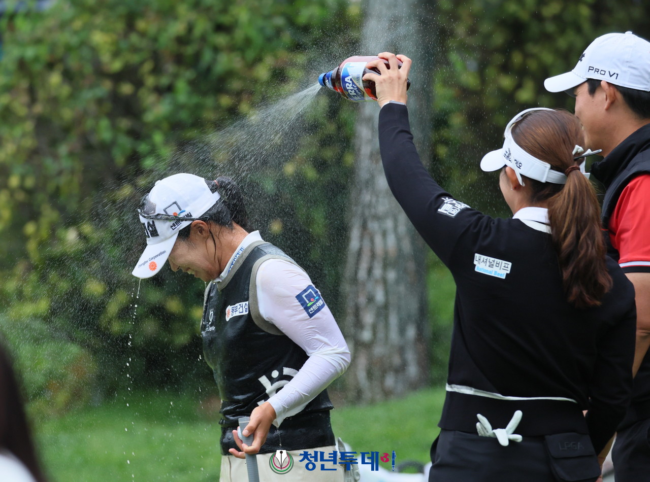 김수지가 6일 경기 여주에 위치한 블루헤런 골프클럽에서 열린 KLPGA'하이트진로 챔피언십' 대회서 우승을 차지하며 동료의 축하를 받고있다. 2024.10.06 [사진=여주 김충구 기자]
