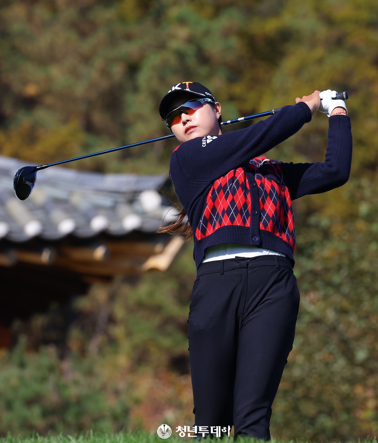 OK저축은행 김우정이 8일 강원도 춘천에 위치한 라비에벨 컨트리클럽(파72/6,788야드)에서 막을 올린 2024시즌 KLPGA투어 최종전인 ‘SK텔레콤 · SK쉴더스 챔피언십 2024’(총상금 10억 원, 우승상금 2억 5천만 원)’15번 홀에서 플레이를 진행하고 있다. 2024.11.08[사진=춘천 김충구 기자]