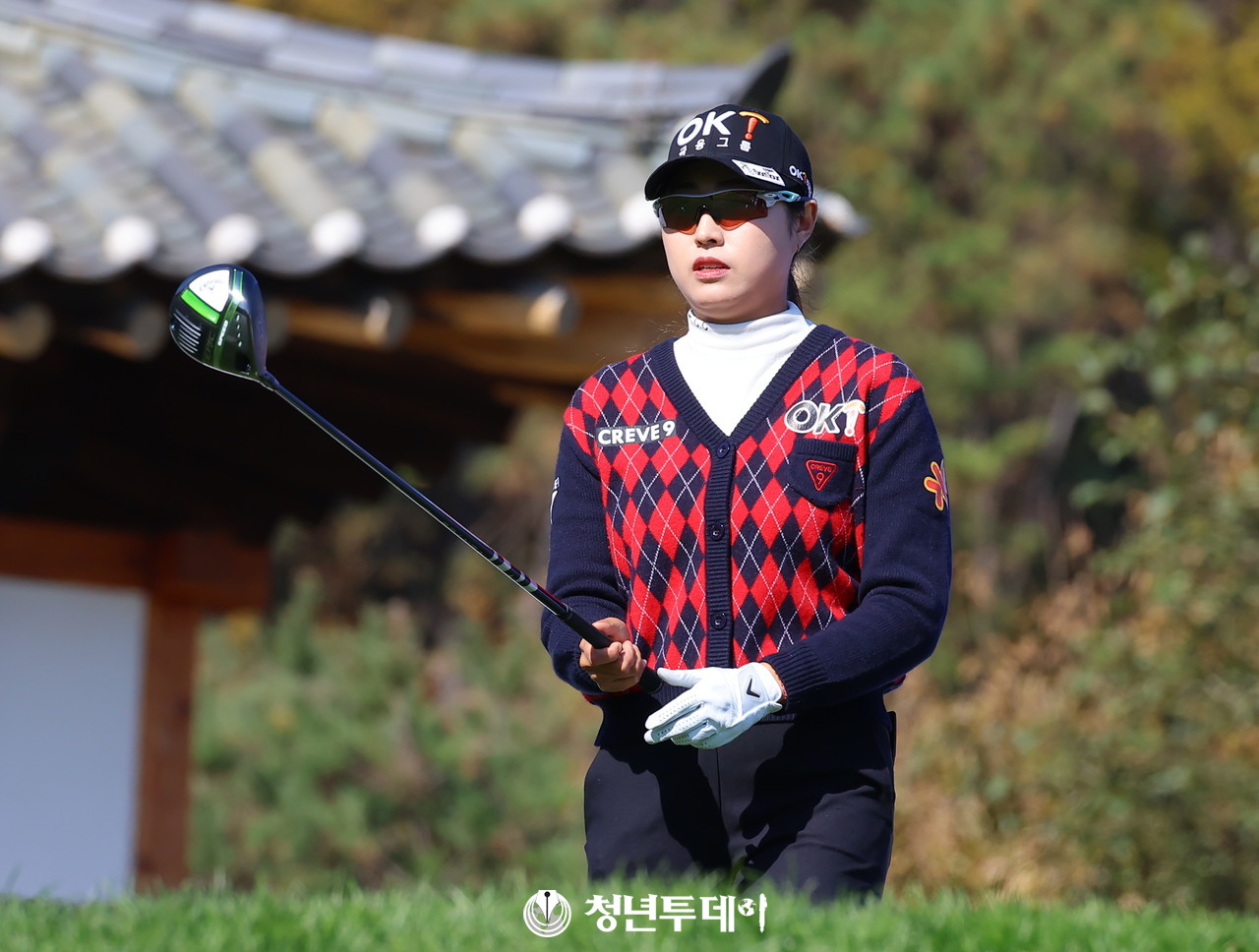 OK저축은행 김우정이 8일 강원도 춘천에 위치한 라비에벨 컨트리클럽(파72/6,788야드)에서 막을 올린 2024시즌 KLPGA투어 최종전인 ‘SK텔레콤 · SK쉴더스 챔피언십 2024’(총상금 10억 원, 우승상금 2억 5천만 원)’15번 홀에서 플레이를 진행하고 있다. 2024.11.08[사진=춘천 김충구 기자]