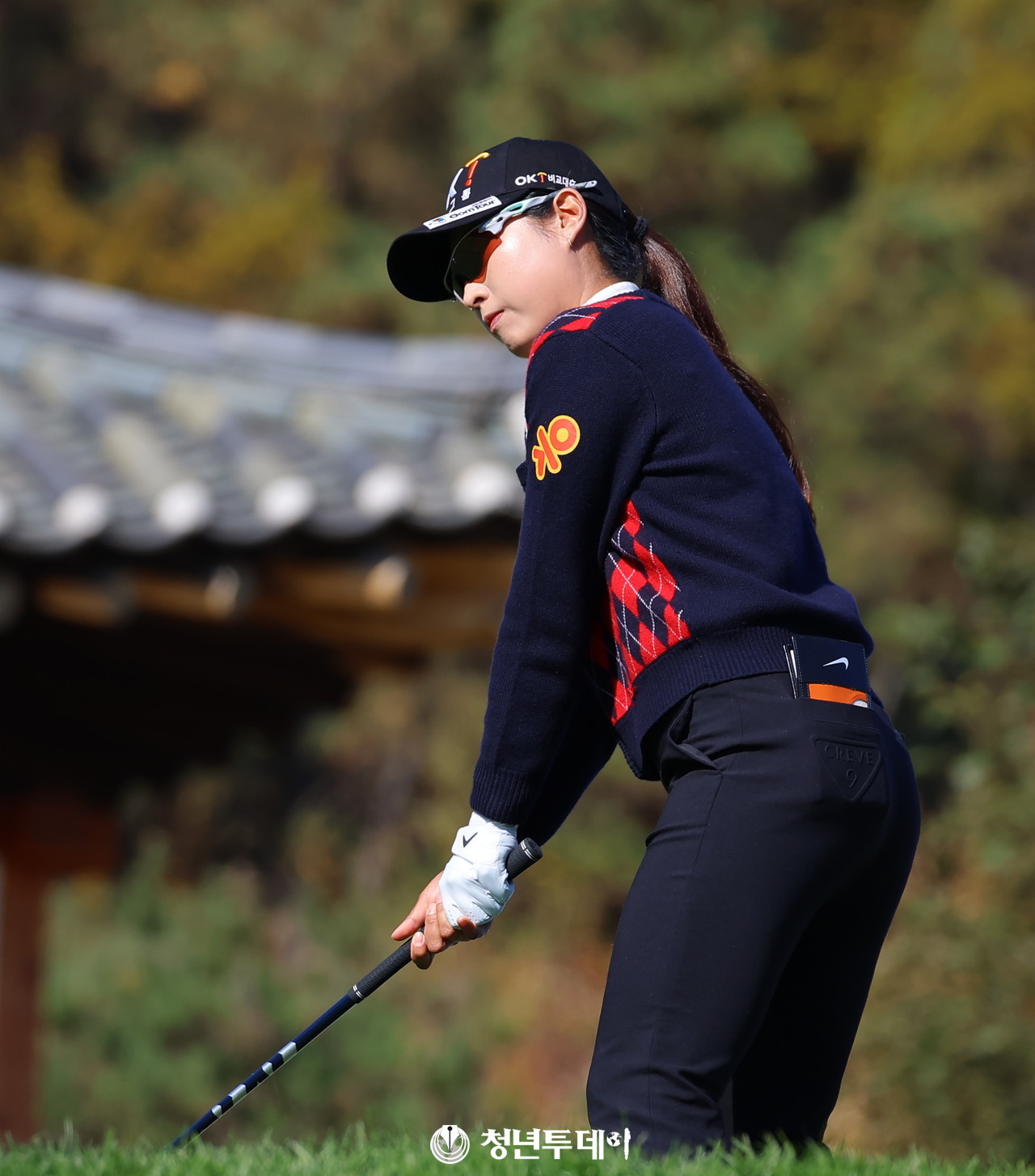 OK저축은행 김우정이 8일 강원도 춘천에 위치한 라비에벨 컨트리클럽(파72/6,788야드)에서 막을 올린 2024시즌 KLPGA투어 최종전인 ‘SK텔레콤 · SK쉴더스 챔피언십 2024’(총상금 10억 원, 우승상금 2억 5천만 원)’15번 홀에서 플레이를 진행하고 있다. 2024.11.08[사진=춘천 김충구 기자]