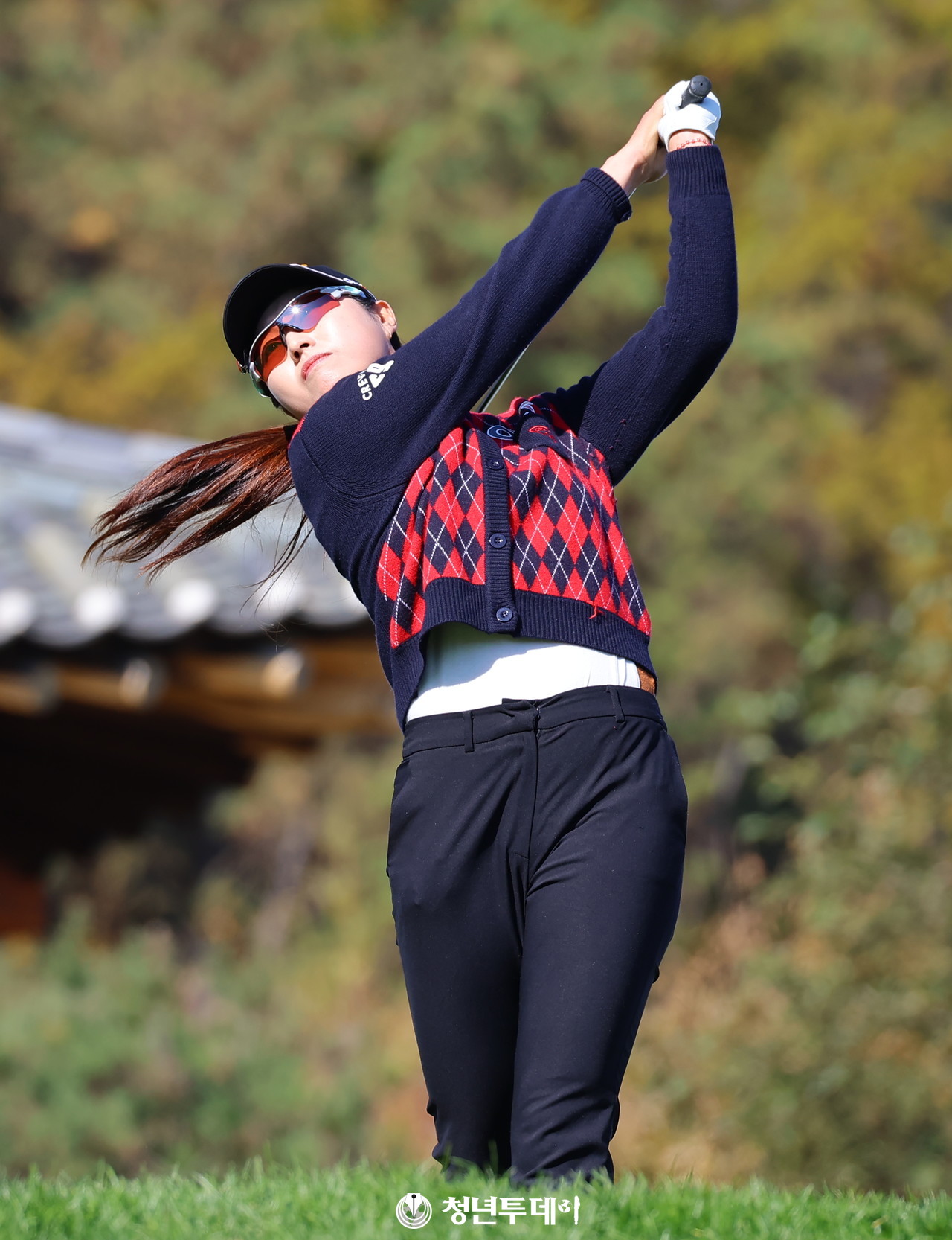 OK저축은행 김우정이 8일 강원도 춘천에 위치한 라비에벨 컨트리클럽(파72/6,788야드)에서 막을 올린 2024시즌 KLPGA투어 최종전인 ‘SK텔레콤 · SK쉴더스 챔피언십 2024’(총상금 10억 원, 우승상금 2억 5천만 원)’15번 홀에서 플레이를 진행하고 있다. 2024.11.08[사진=춘천 김충구 기자]