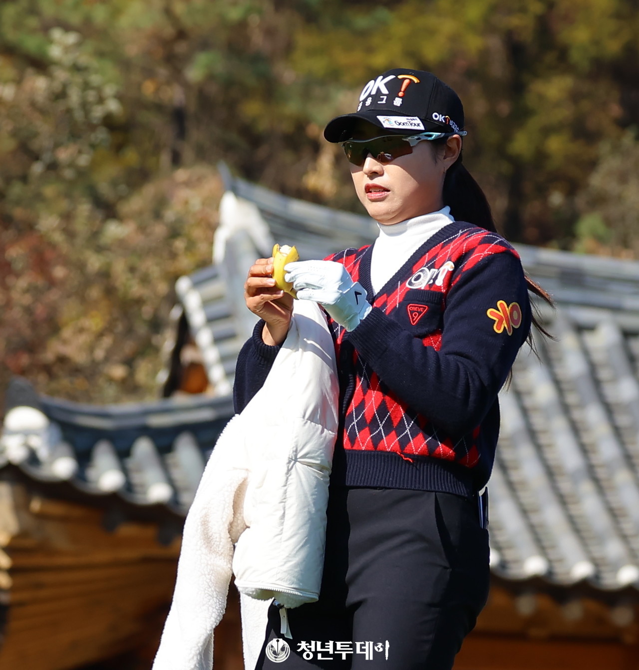 OK저축은행 김우정이 8일 강원도 춘천에 위치한 라비에벨 컨트리클럽(파72/6,788야드)에서 막을 올린 2024시즌 KLPGA투어 최종전인 ‘SK텔레콤 · SK쉴더스 챔피언십 2024’(총상금 10억 원, 우승상금 2억 5천만 원)’15번 홀에서 플레이를 진행하고 있다. 2024.11.08[사진=춘천 김충구 기자]