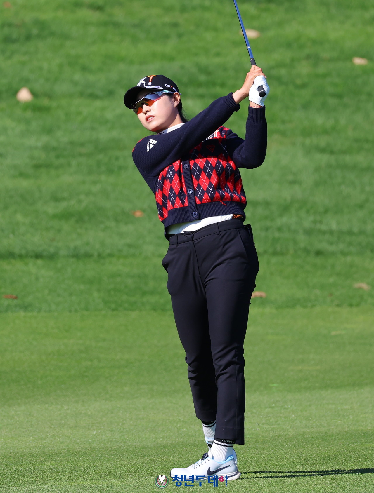 OK저축은행 김우정이 8일 강원도 춘천에 위치한 라비에벨 컨트리클럽(파72/6,788야드)에서 막을 올린 2024시즌 KLPGA투어 최종전인 ‘SK텔레콤 · SK쉴더스 챔피언십 2024’(총상금 10억 원, 우승상금 2억 5천만 원)’14번 홀에서 플레이를 진행하고있다. 2024.11.08[사진=춘천 김충구 기자]