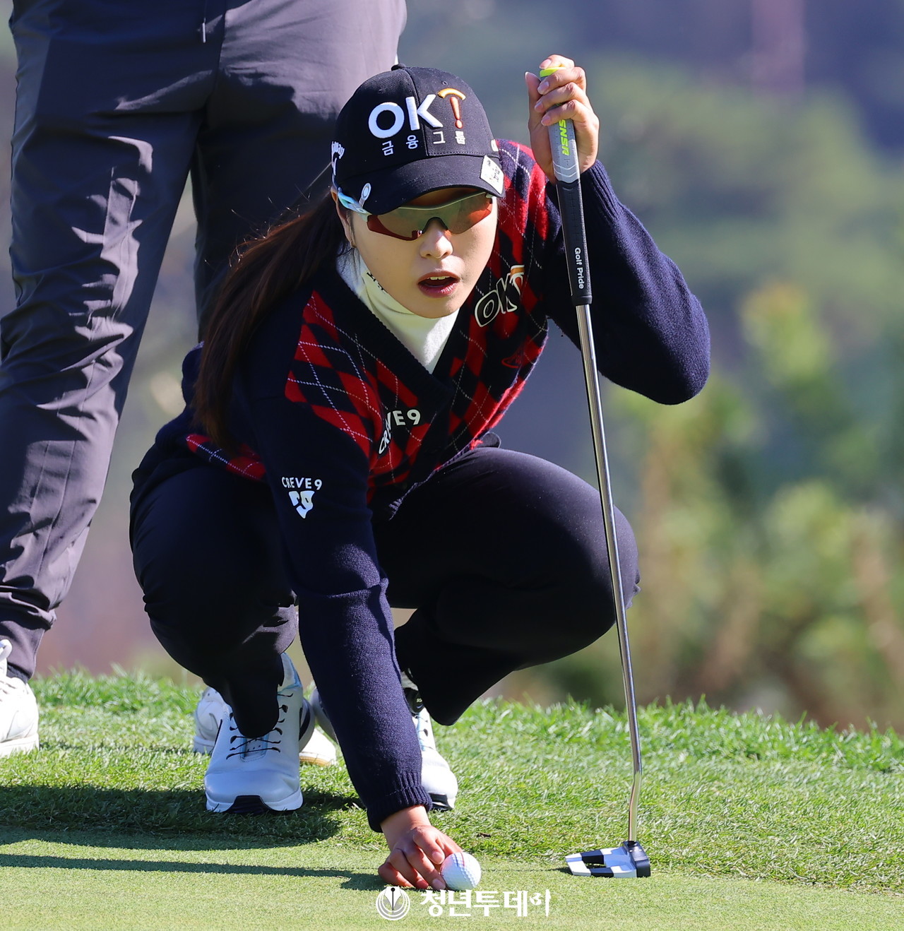 OK저축은행 김우정이 8일 강원도 춘천에 위치한 라비에벨 컨트리클럽(파72/6,788야드)에서 막을 올린 2024시즌 KLPGA투어 최종전인 ‘SK텔레콤 · SK쉴더스 챔피언십 2024’(총상금 10억 원, 우승상금 2억 5천만 원)’14번 홀 그린에서 플레이를 진행하고 있다. 2024.11.08[사진=춘천 김충구 기자]