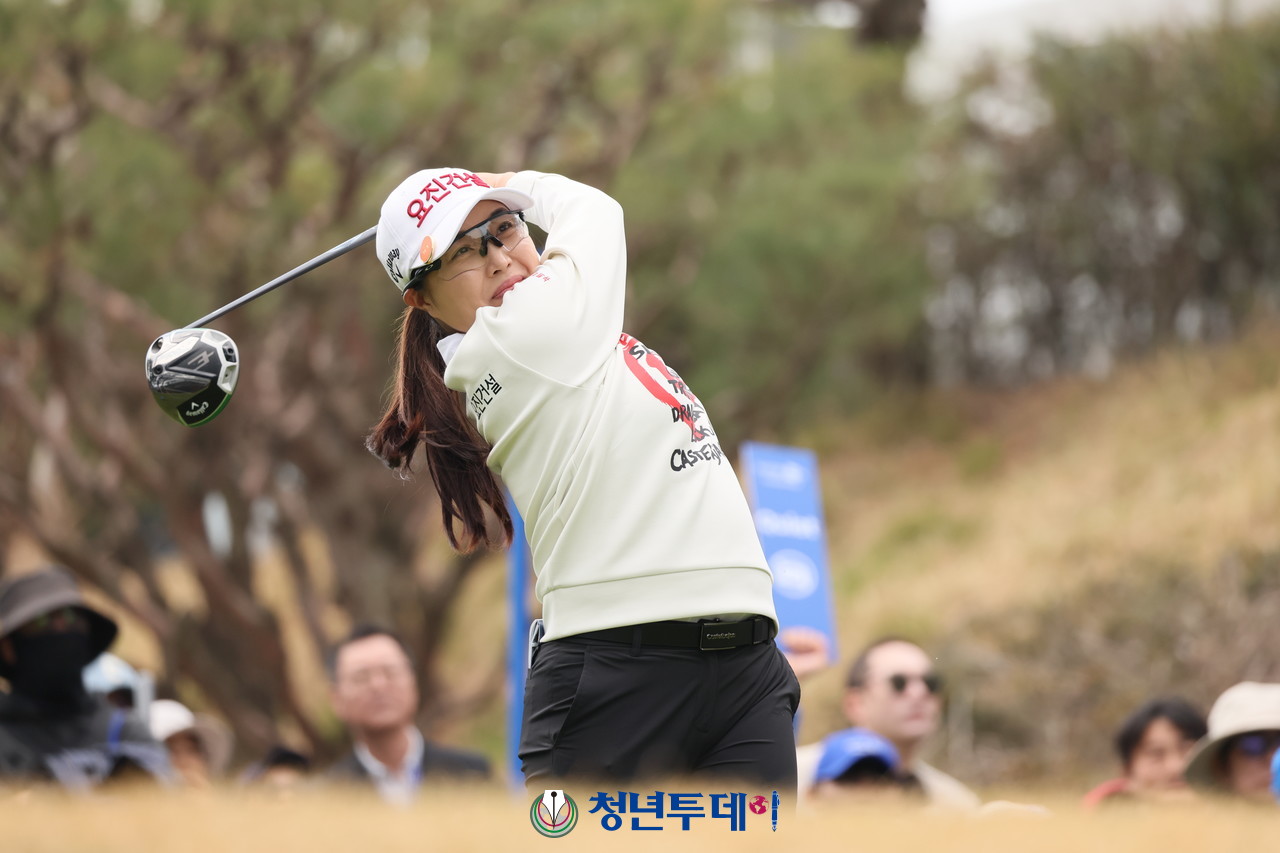 서연정이 대회 둘쨋날인 4일 우승을 향한 드라이버 티샷을 하고있다. 2025.04.04[사진=청년투데이 김충구 기자]