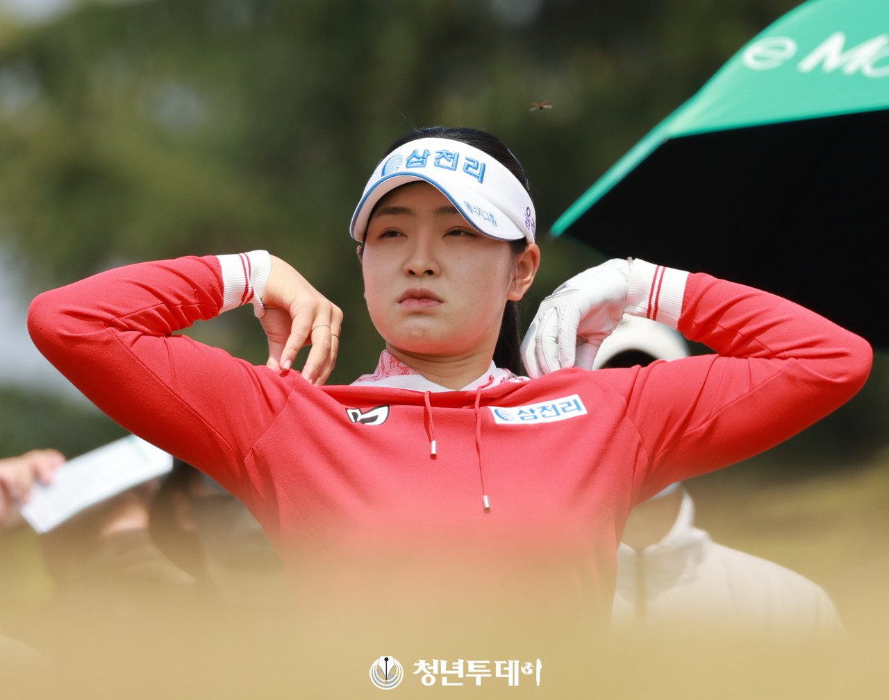 유현조가 2025시즌 KLPGA투어의 세 번째 대회인 ‘iM금융오픈 2025’(총상금 10억 원, 우승상금 1억 8천만 원)가 10일(목)부터 오는13일(일)까지 나흘간, 경북 구미시에 위치한 골프존카운티 선산(파72/6,683야드)에서 막을 올린10일 우승을 향한 드라이버 티샷에 앞서 준비운동을 하고 있다.2025.04.10 [사진=구미 김충구 기자]