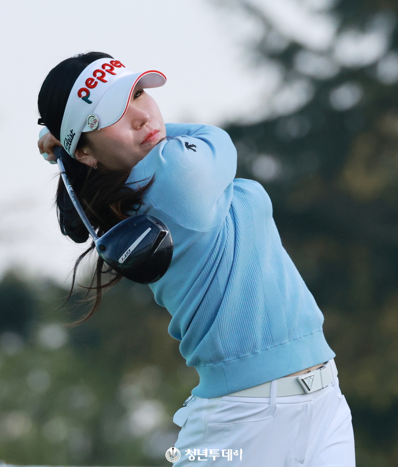 황정미가 11일 경북 구미시에 위치한 골프존카운티 선산(파72/6,683야드)에서 열릴는 2025시즌 KLPGA투어의 세 번째 대회인 ‘iM금융오픈 2025’(총상금 10억 원, 우승상금 1억 8천만 원)대회에서 우승을 향한 드라이버 티샷을 하고 있다.2025.04.11 [사진=구미 김충구 기자]