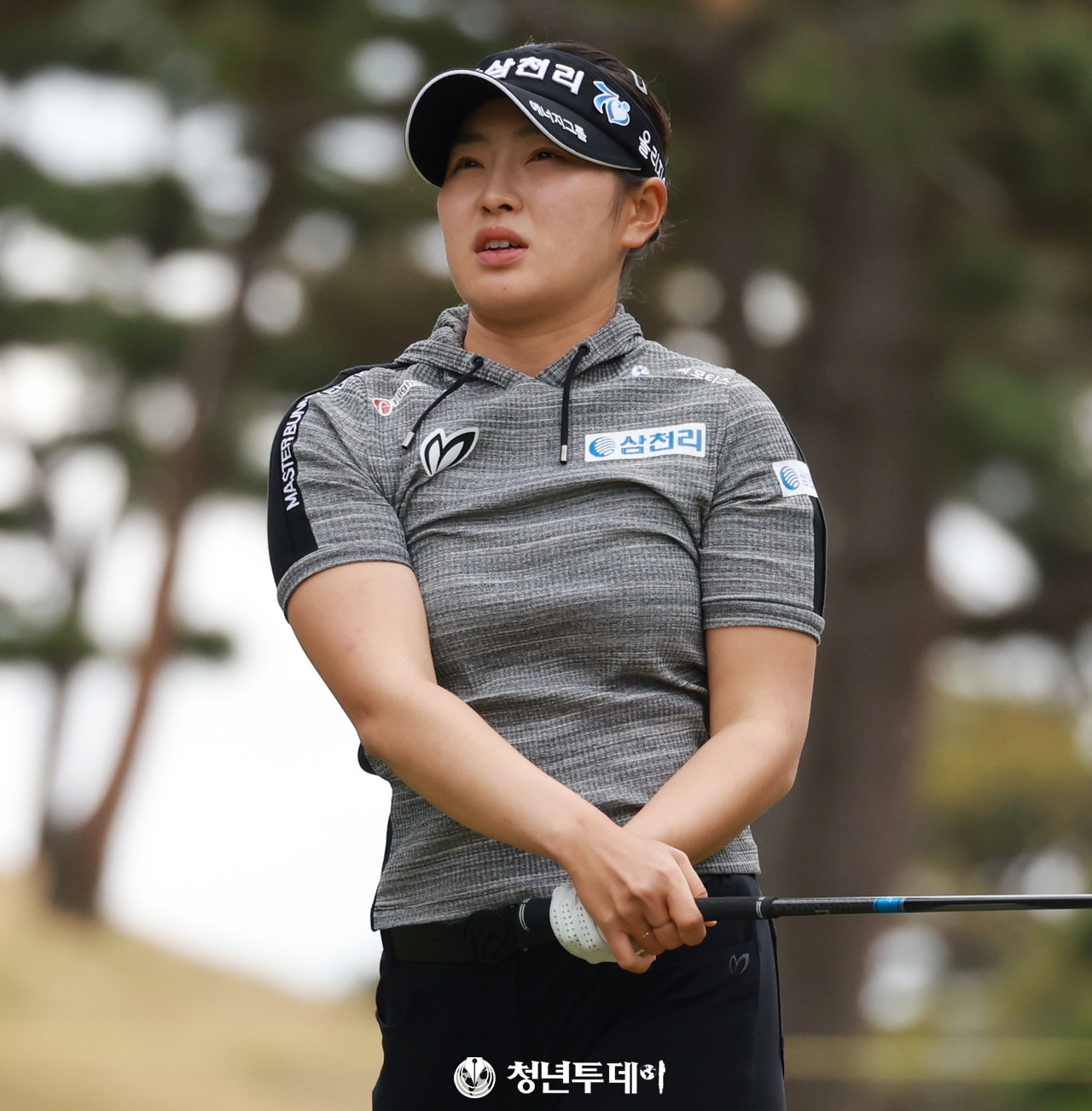 유현조가 2025 시즌 KLPGA투어의 네 번째 대회인 ‘넥센 · 세인트나인 마스터즈 2025’(총상금 9억 원, 우승상금 1억 6천2백만 원) 1번 홀에서 드라이버 티샷을 하고 있다.[사진=가야 김충구 기자]