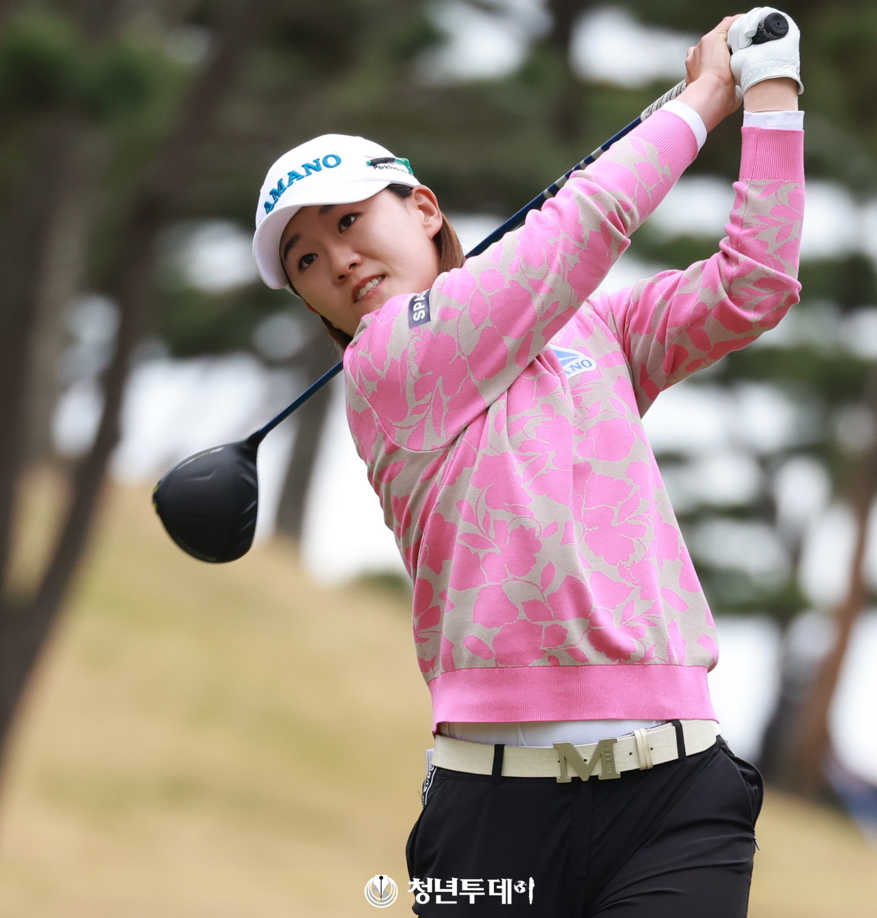 최은우가 2025 시즌 KLPGA투어의 네 번째 대회인 ‘넥센 · 세인트나인 마스터즈 2025’(총상금 9억 원, 우승상금 1억 6천2백만 원) 1번 홀에서 드라이버 티샷을 하고 있다.[사진=가야 김충구 기자]
