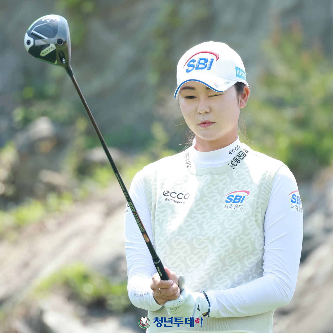 조혜지가 25일 충청북도 충주시에 위치한 킹스데일 골프클럽에서 막을 올린‘덕신EPC 챔피언십’에서 우승을 향한 드라이버 티샷에 앞서 방향을 확인 하고있다.2025.04.25[사진=충주 김충구 기자]