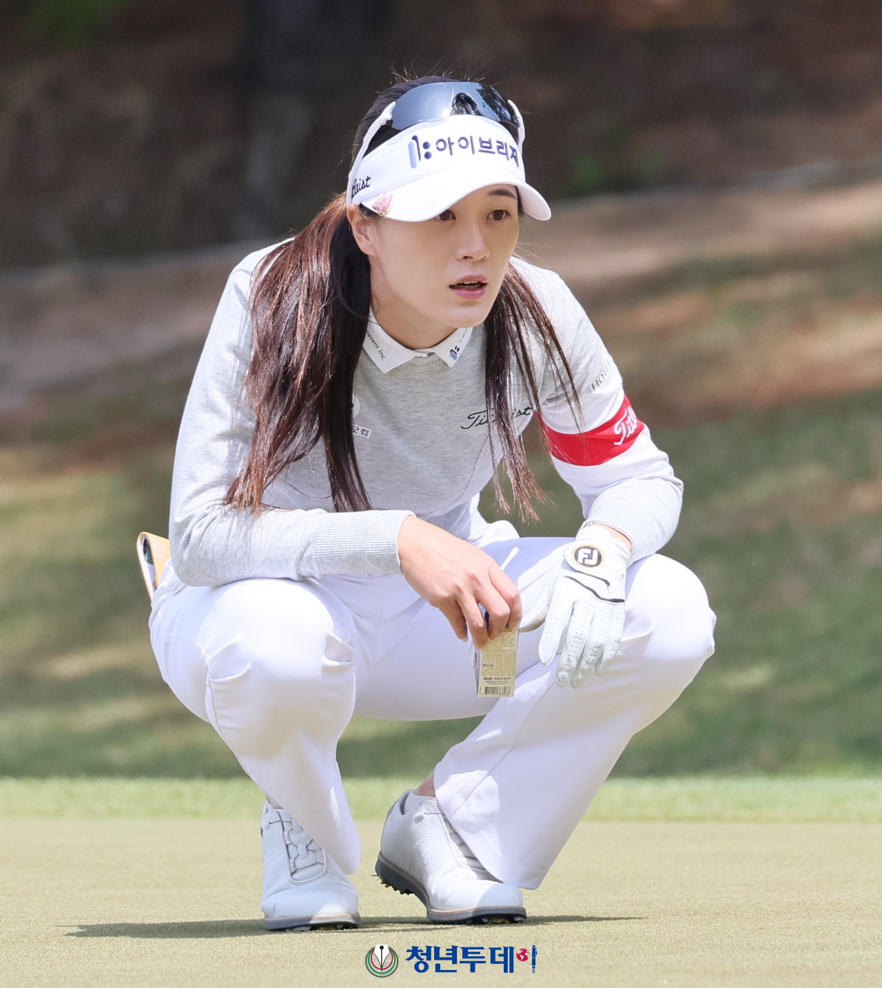 한빛나가 2일 경기도 양주시에 위치한 레이크우드 컨트리클럽(파72/6,605야드)에서 막을 올린 2025시즌 KLPGA투어 첫 메이저 대회이자 시즌 여섯 번째 대회인 ‘크리스에프앤씨 제47회 KLPGA 챔피언십’(총상금 13억 원, 우승상금 2억 3천 4백만 원)10번 홀 그린에서 버디퍼트라인을 살피고 있다. 2025.05.01 [사진= 김충구 기자]