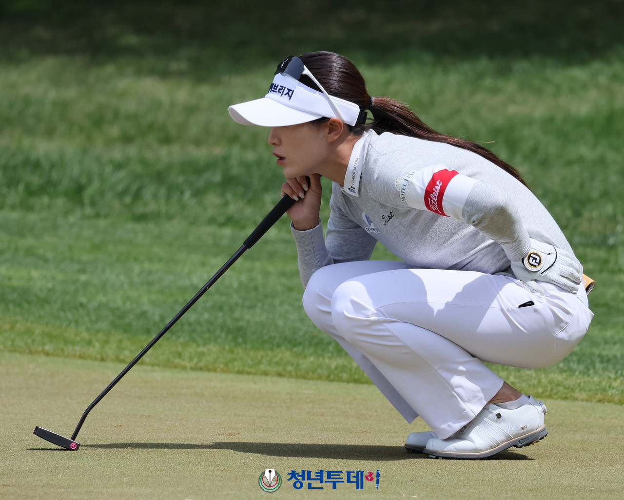 한빛나가 2일 경기도 양주시에 위치한 레이크우드 컨트리클럽(파72/6,605야드)에서 막을 올린 2025시즌 KLPGA투어 첫 메이저 대회이자 시즌 여섯 번째 대회인 ‘크리스에프앤씨 제47회 KLPGA 챔피언십’(총상금 13억 원, 우승상금 2억 3천 4백만 원)10번 홀 그린에서 버디퍼트라인을 살피고 있다. 2025.05.01 [사진= 김충구 기자]