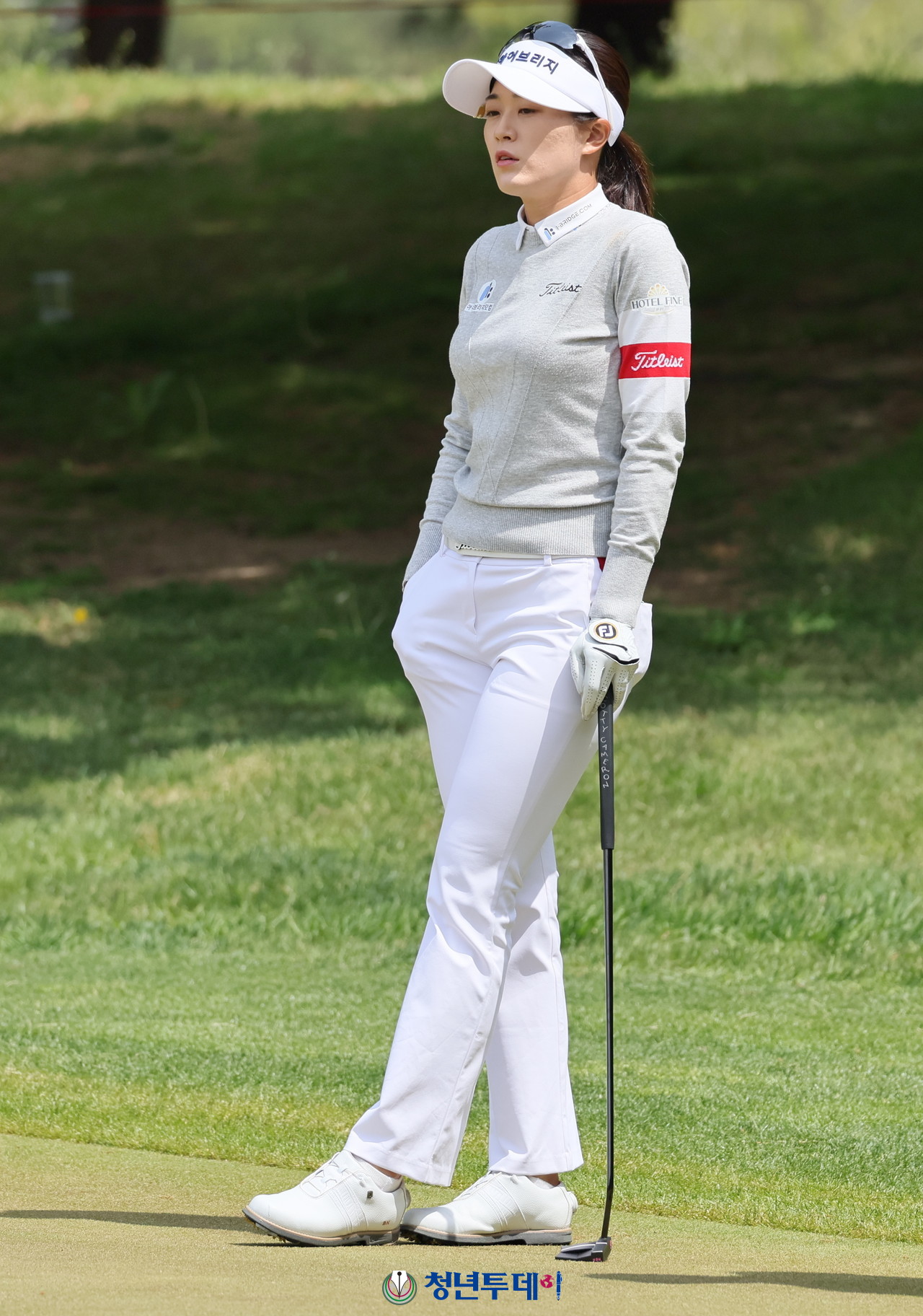 한빛나가 2일 경기도 양주시에 위치한 레이크우드 컨트리클럽(파72/6,605야드)에서 막을 올린 2025시즌 KLPGA투어 첫 메이저 대회이자 시즌 여섯 번째 대회인 ‘크리스에프앤씨 제47회 KLPGA 챔피언십’(총상금 13억 원, 우승상금 2억 3천 4백만 원)10번 홀 그린에서 버디퍼트라인을 살피고 있다. 2025.05.01 [사진= 김충구 기자]