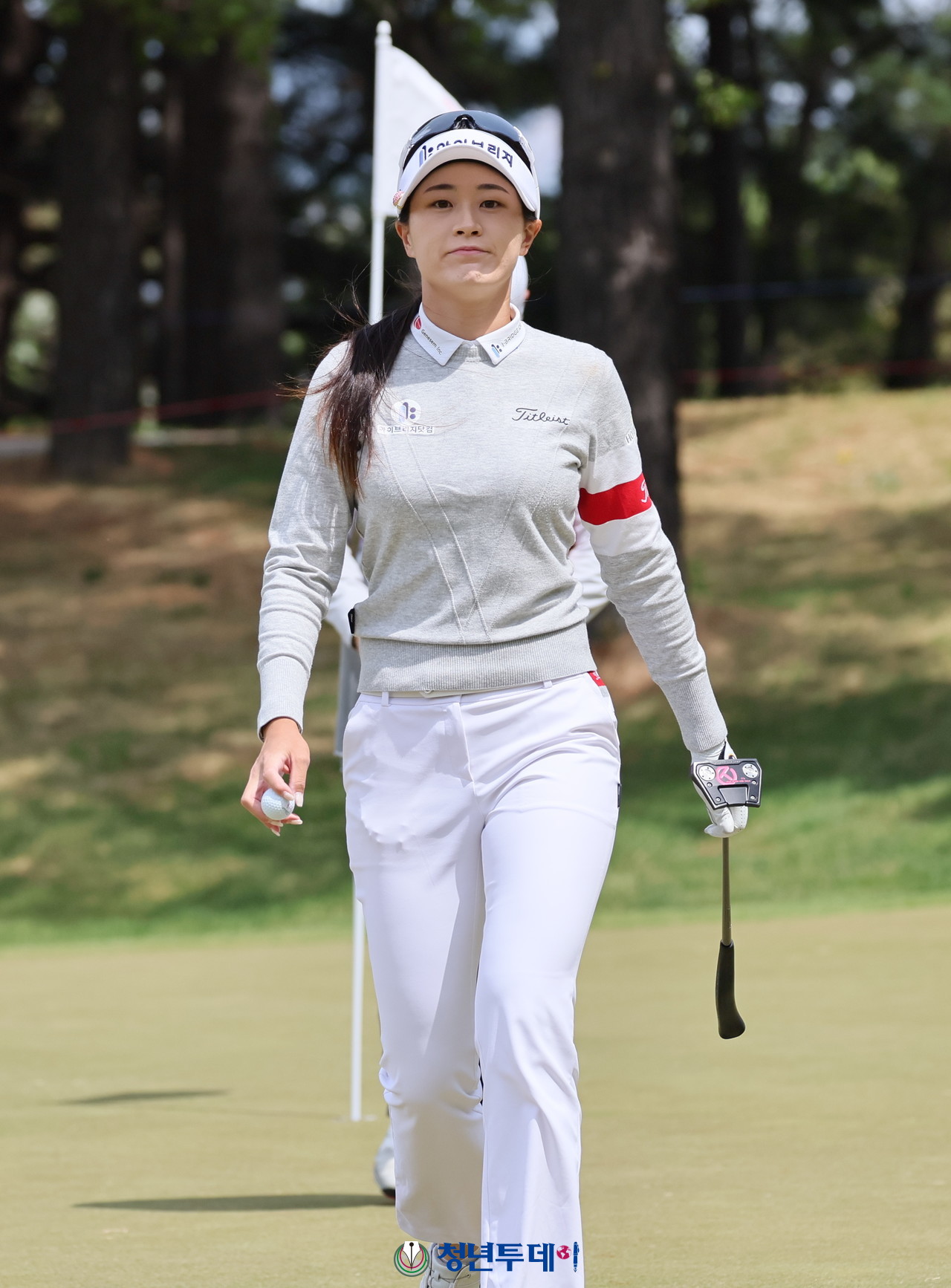 한빛나가 2일 경기도 양주시에 위치한 레이크우드 컨트리클럽(파72/6,605야드)에서 막을 올린 2025시즌 KLPGA투어 첫 메이저 대회이자 시즌 여섯 번째 대회인 ‘크리스에프앤씨 제47회 KLPGA 챔피언십’(총상금 13억 원, 우승상금 2억 3천 4백만 원)10번 홀 그린에서 퍼트를 마치고 이동 하고 있다. 2025.05.02 [사진= 김충구 기자]