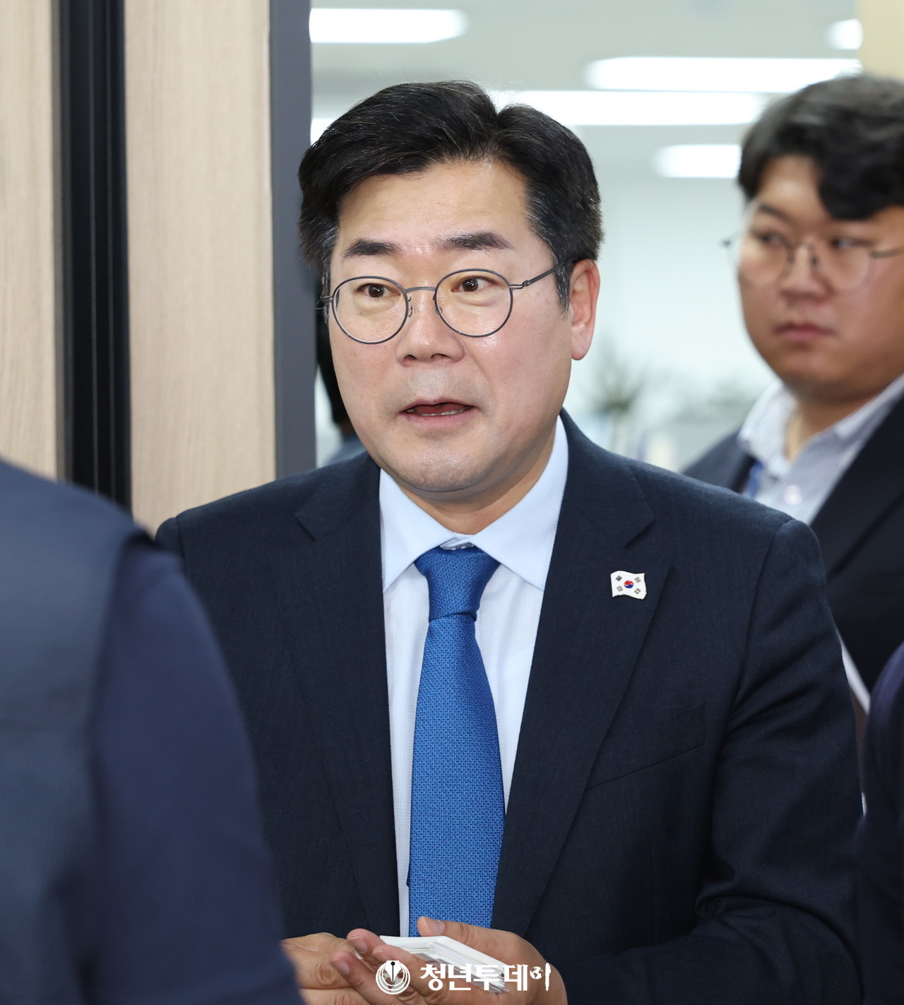 박찬대 더불어민주당 상임총괄선거대책위원장이  8일 오후 서울시 중구 다동 전국금융산업노동조합 회의실에서 열린 더불어민주당 지지선언 및 정책협약식에 참석해 인사를 나누고 있다. 2025.05.08[사진=청년투데이 김원혁 기자]