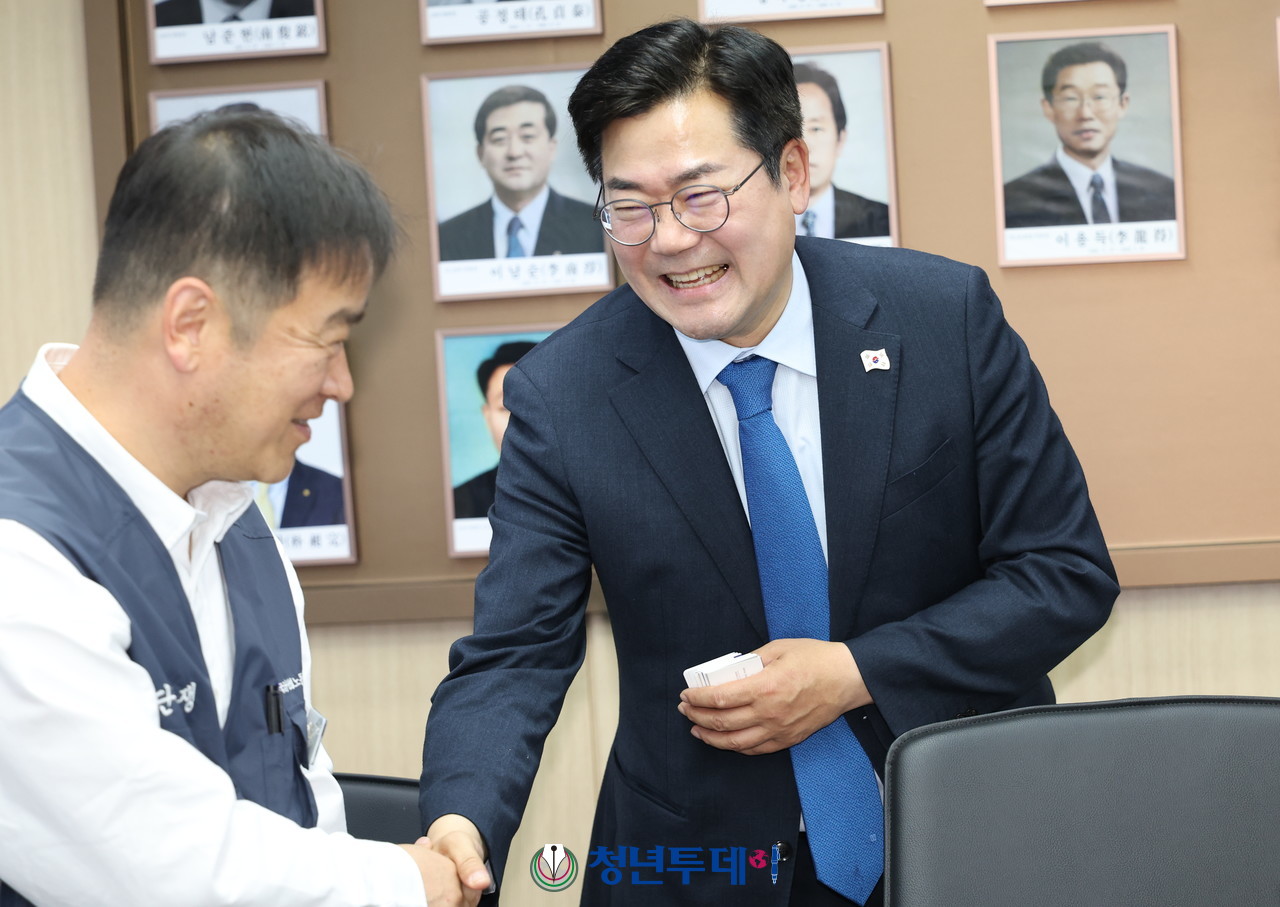 박찬대 더불어민주당 상임총괄선거대책위원장이  8일 오후 서울시 중구 다동 전국금융산업노동조합 회의실에서 열린 더불어민주당 지지선언 및 정책협약식에 참석해 김진홍 신한은행지부 위원장과 인사를 나누고 있다. 2025.05.08[사진=청년투데이 김원혁 기자]