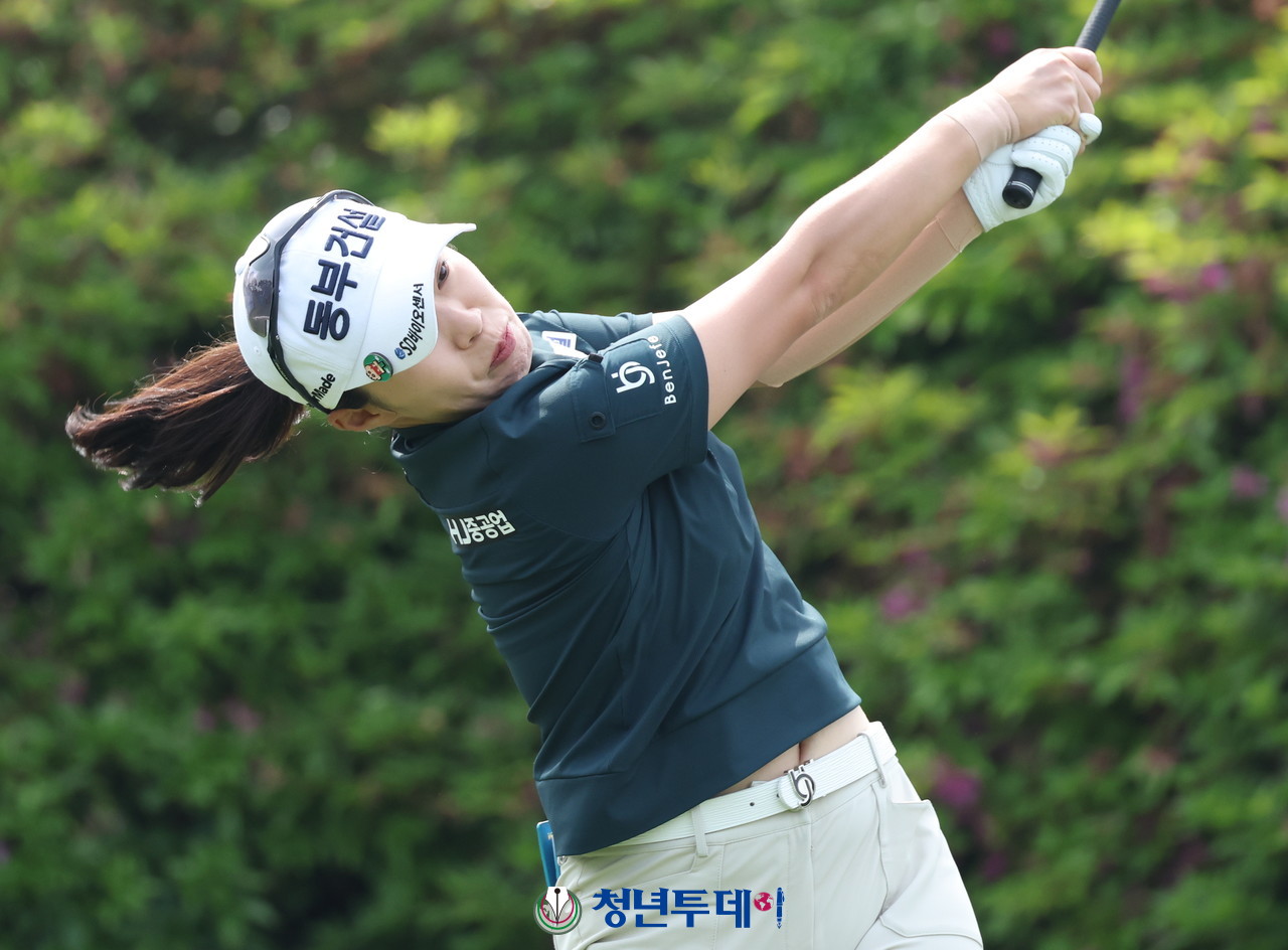 김수지가 14일 강원도 춘천에 위치한 라데나 골프클럽에서 펼쳐지는 2025시즌 KLPGA투어 ‘제17회 두산 매치플레이’10번홀에서 티샷을 하고 있다.2025.05.14 [사진=춘천 김충구 기자]