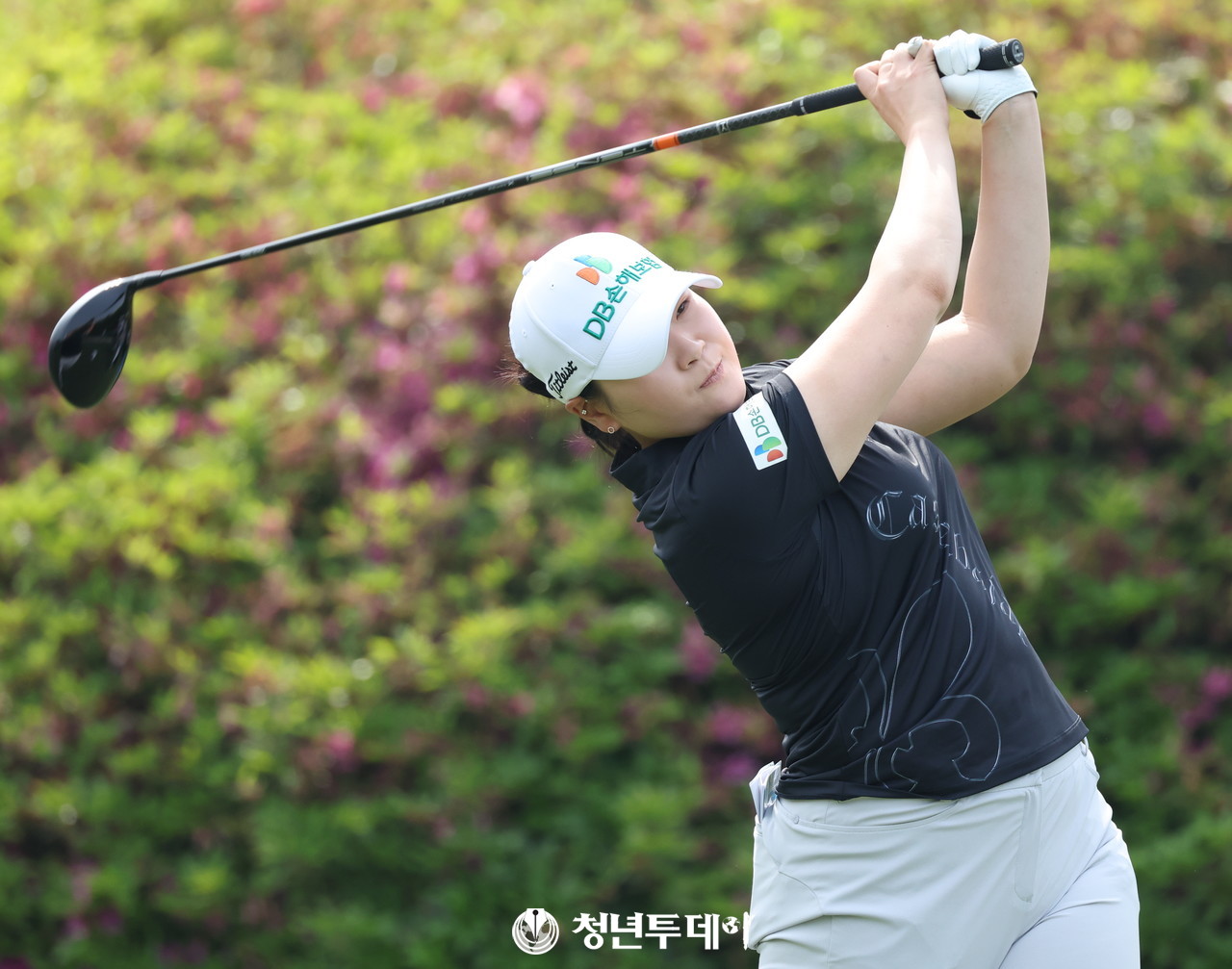 이준이가 14일 강원도 춘천에 위치한 라데나 골프클럽에서 펼쳐지는 2025시즌 KLPGA투어 ‘제17회 두산 매치플레이’10번 홀에서 티샷을 하고 있다.2025.05.14 [사진=춘천 김충구 기자]