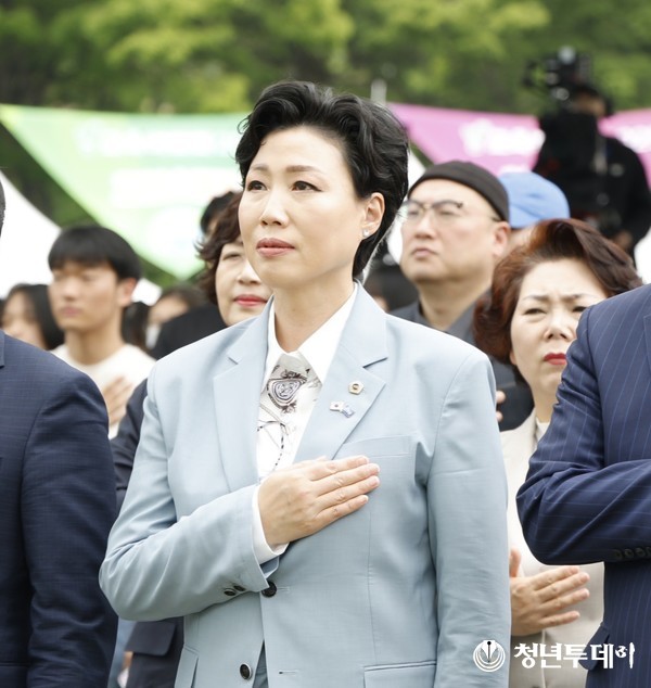 개막식 국민의례를 하는 최재란 의원. 사진=서울시의회