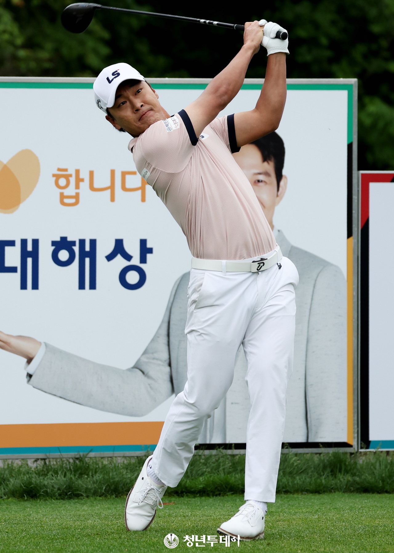 전가람이 24일 강원도 춘천의 라비에벨 골프클럽 듄스코스 6번 홀에서 티샷을 하고있다.2025.05.24[사진=춘천 김충구 기자]