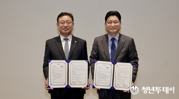 협약서를 들고 상호 협력을 약속하는 박상형 한전KDN 사장과 유상석 일진전기 대표이사(사진 왼쪽부터). 사진=한전KDN