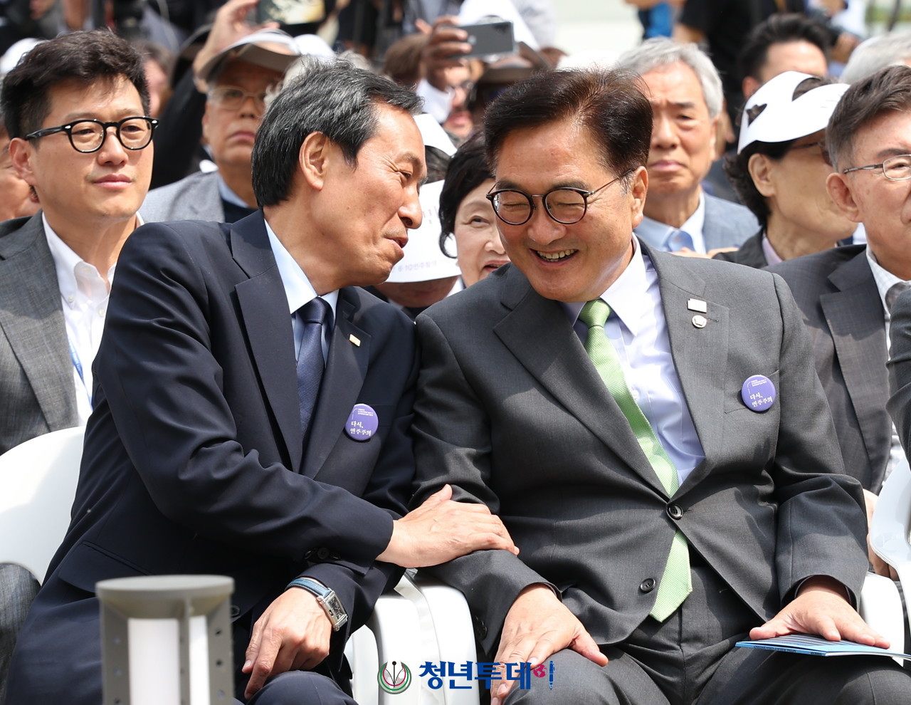 우상호 대통령실 정무수석이 10일 오전 서울 용산구 민주화운동기념관에서 열린 제38주년 6.10 민주항쟁 기념식에서 우원식 국회의장과 이야기를 하고 있다. 2025.06.10 [사진=김원혁 기자]