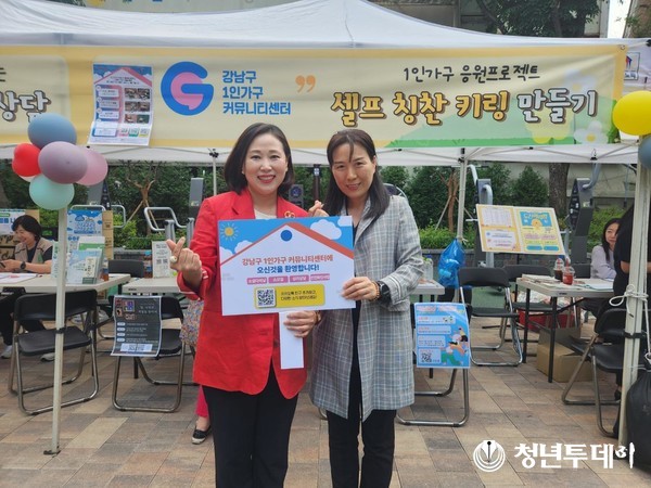 ‘2025 논현1동 복지동네 건강마당’해 소통의 시간을 갖고 있는 이새날 의원(사진 왼쪽). 사진=서울시의회