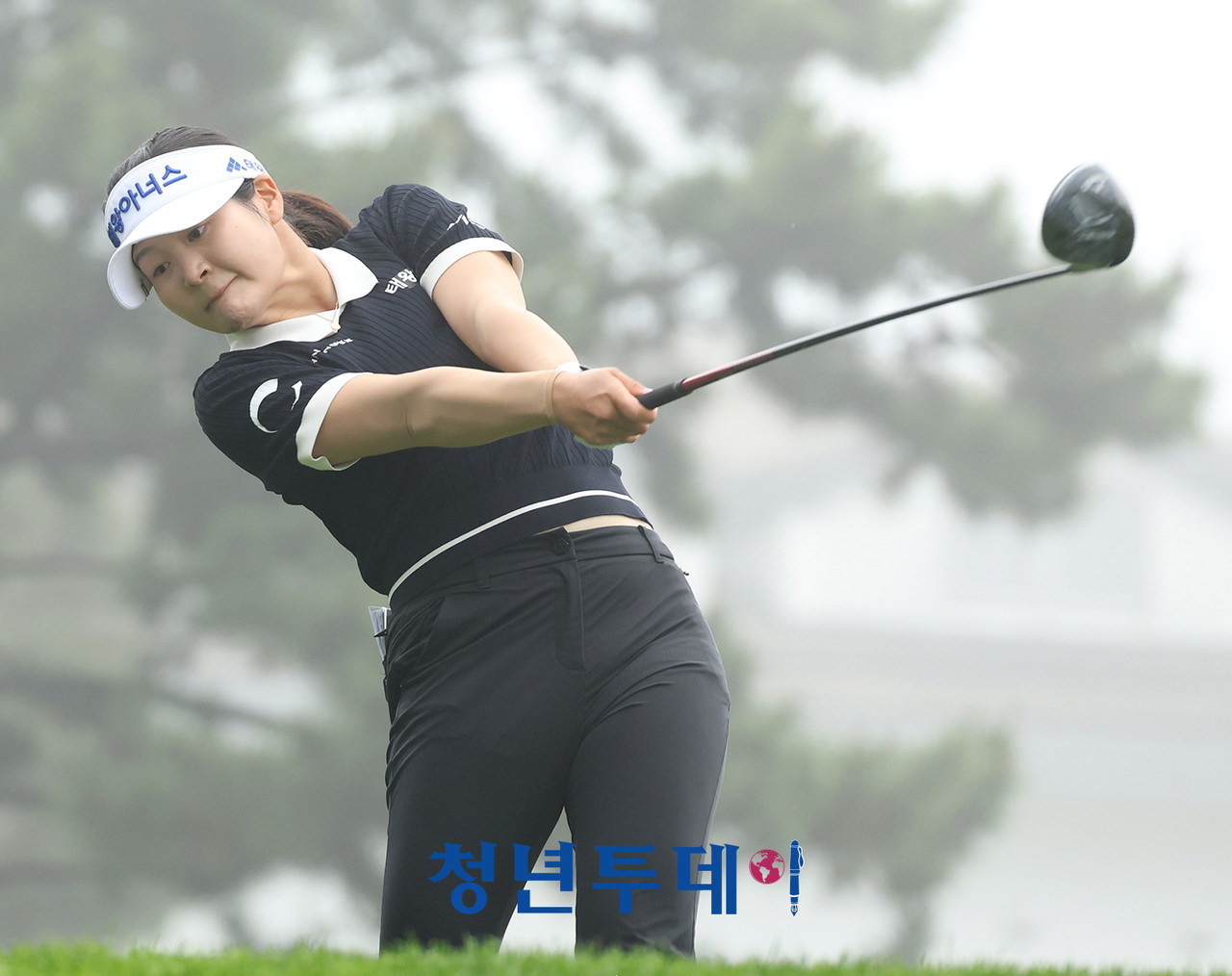 홍현지가 2025시즌 KLPGA투어 ‘더헤븐 마스터즈’둘쨋날인 21일 경기도 안산에 위치한 더헤븐 컨트리클럽(파72/6,631야드) 10번홀에서 드라이버 티샷을 하고있다.2025.06.21[사진=안산 김충구 기자]