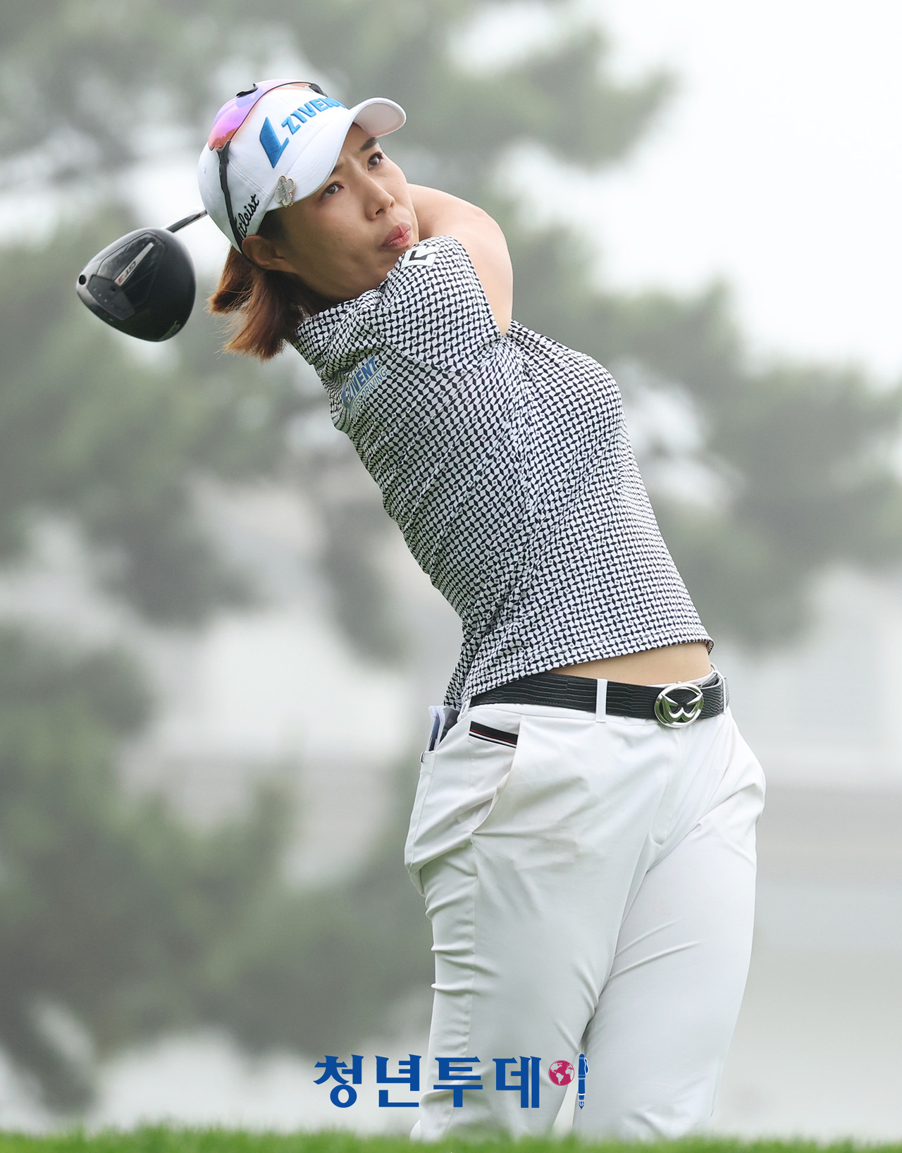 최민경이 2025시즌 KLPGA투어 ‘더헤븐 마스터즈’둘쨋날인 21일 경기도 안산에 위치한 더헤븐 컨트리클럽(파72/6,631야드) 10번홀에서 드라이버 티샷을 하고있다.2025.06.21[사진=안산 김충구 기자]