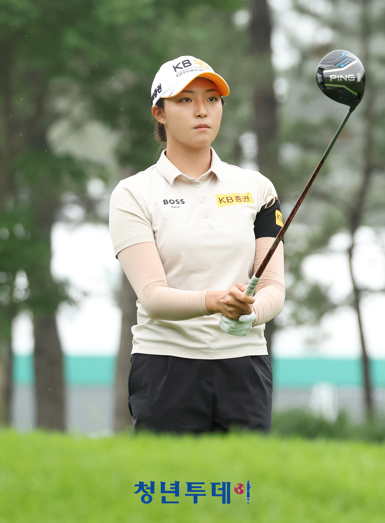 박예지가 2025시즌 KLPGA투어 ‘더헤븐 마스터즈’둘쨋날인 21일 경기도 안산에 위치한 더헤븐 컨트리클럽(파72/6,631야드) 10번홀에서 드라이버 티샷에 앞서 방향을 확인 하고있다.2025.06.21[사진=안산 김충구 기자]