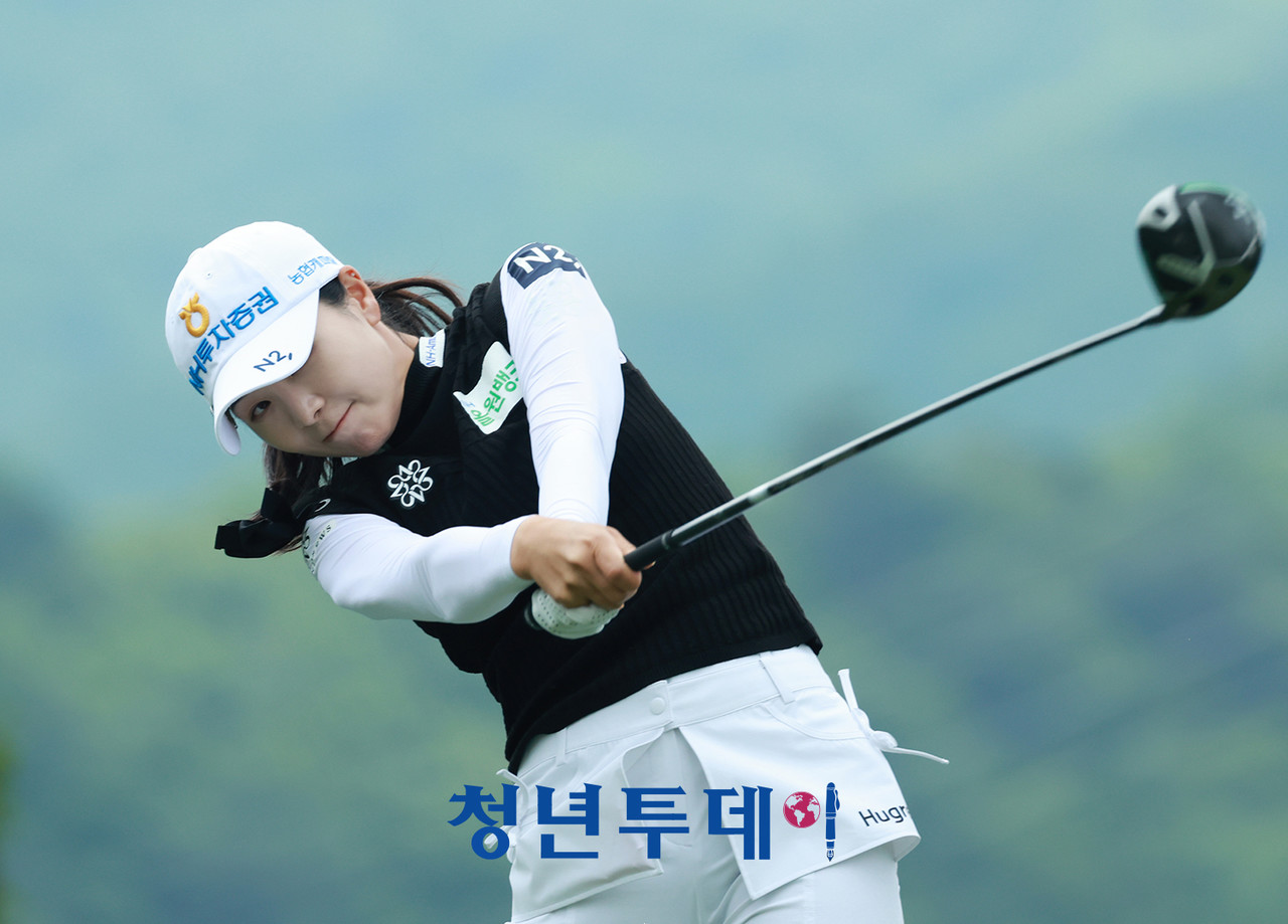 이가영이 강원도 평창에 위치한 버치힐 컨트리클럽(파 72/6,429야드)에서 막을 올린 2025 시즌 KLPGA투어 열네 번째 대회인 ‘맥콜 · 모나 용평 오픈’(총상금 10억 원, 우승상금 1억 8천만 원)에서 우승을 향한 티샷을 하고 있다. 2025.06.29 [사진=평창 김충구 기자]