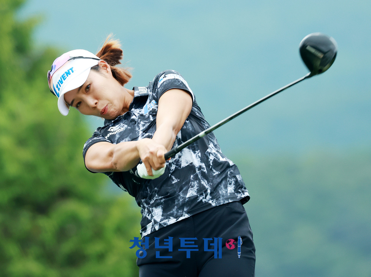 최민경이 강원도 평창에 위치한 버치힐 컨트리클럽(파 72/6,429야드)에서 막을 올린 2025 시즌 KLPGA투어 열네 번째 대회인 ‘맥콜 · 모나 용평 오픈’(총상금 10억 원, 우승상금 1억 8천만 원)에서 우승을 향한 티샷을 하고 있다. 2025.06.29 [사진=평창 김충구 기자]