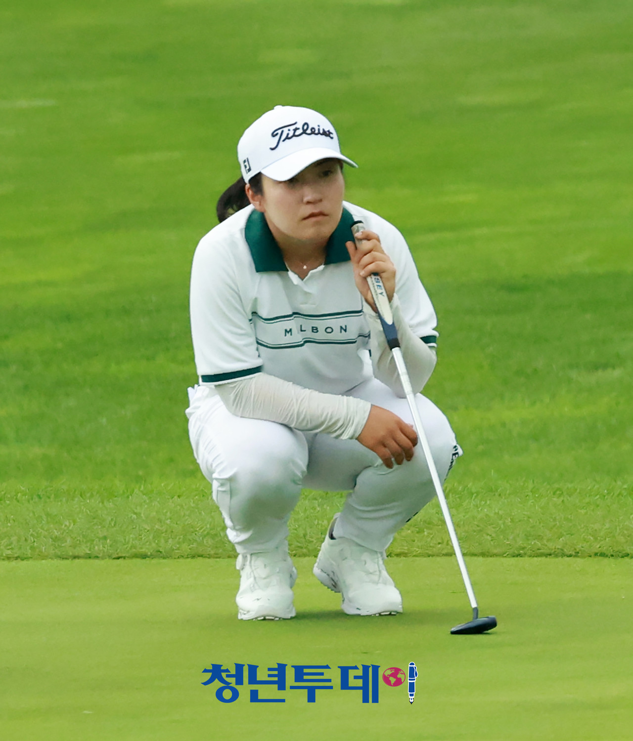 정세진이 ‘제15회 롯데 오픈 ’첫째날인 지난3일 인천 서구에 위치한 베어즈베스트 청라 골프클럽(파 72/6,684야드)1번 홀 그린에서 퍼팅라이를 살피고 있다. 2025.07.03 [사진=청라 김충구 기자]
