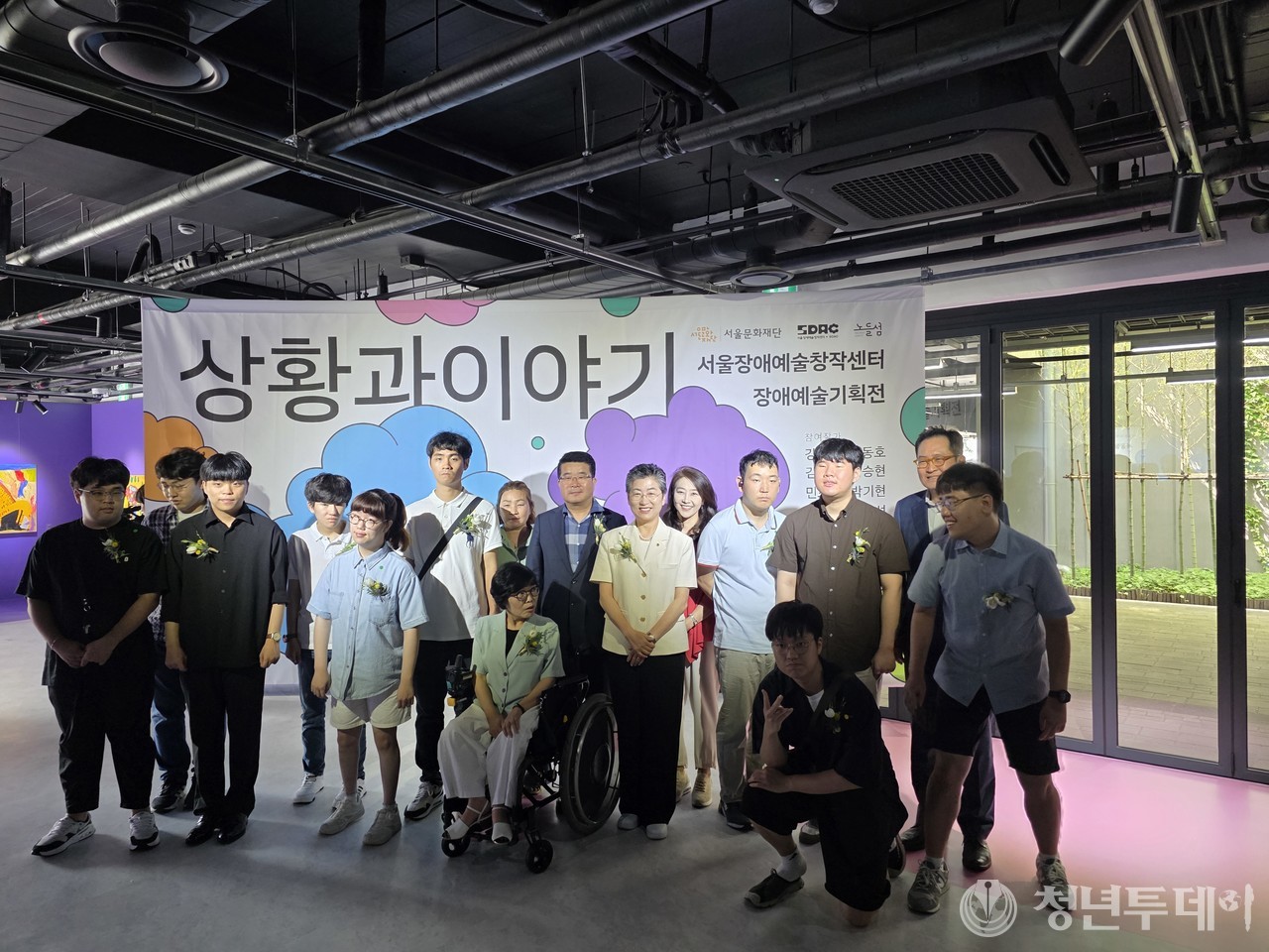 유정희 의원이 지난 3일 노들갤러리에서 열린 서울장애예술창작센터 장애예술기획전  에 참석해 장애예술인과 함께하고 있다. 유정희 의원은 이번 추경을 통해 창작센터 운영 1억원을 확보한 바 있다. 사진=서울시의회