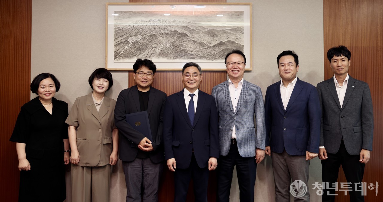 2025년도 제3차 감사자문위원회에 참석한 자문위원들과 김문호 한전KDN 상임감사(사진 오른쪽 세번째). 사진=한전KDN