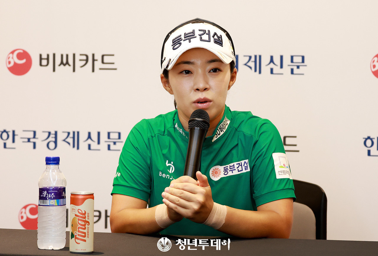 김수지가 대회 첫째날인 21일 버디만8개를기록하며 이다연과 공동선두로 경기를 마치고 기자들의 질문에 답변하고 있다. 2025.8.21.[사진=포천 김충구 기자]
